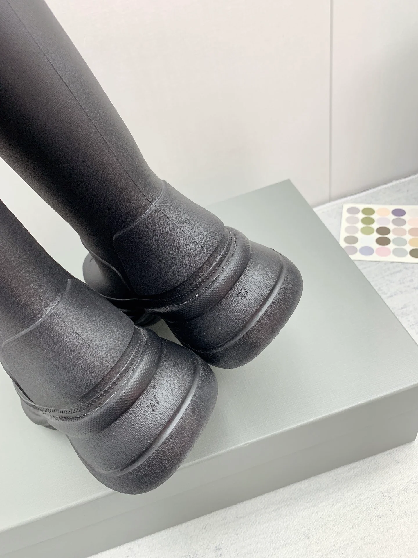 Резиновые сапоги Balenciaga на нескользящей платформе из коллекции осень/зима 2022 x Crocs - черные.