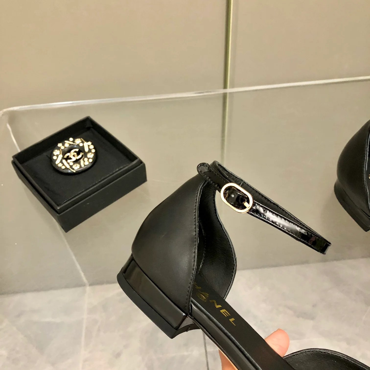 Коллекция Chanel 2022 года с подиума - Сандалии на плоской подошве - Черные