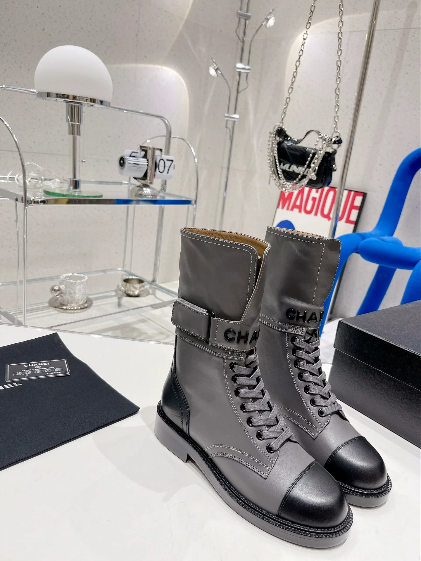 Новинка сезона осень/зима 2022 от Chanel — Ботинки Dr. Martens на шнуровке — Серые