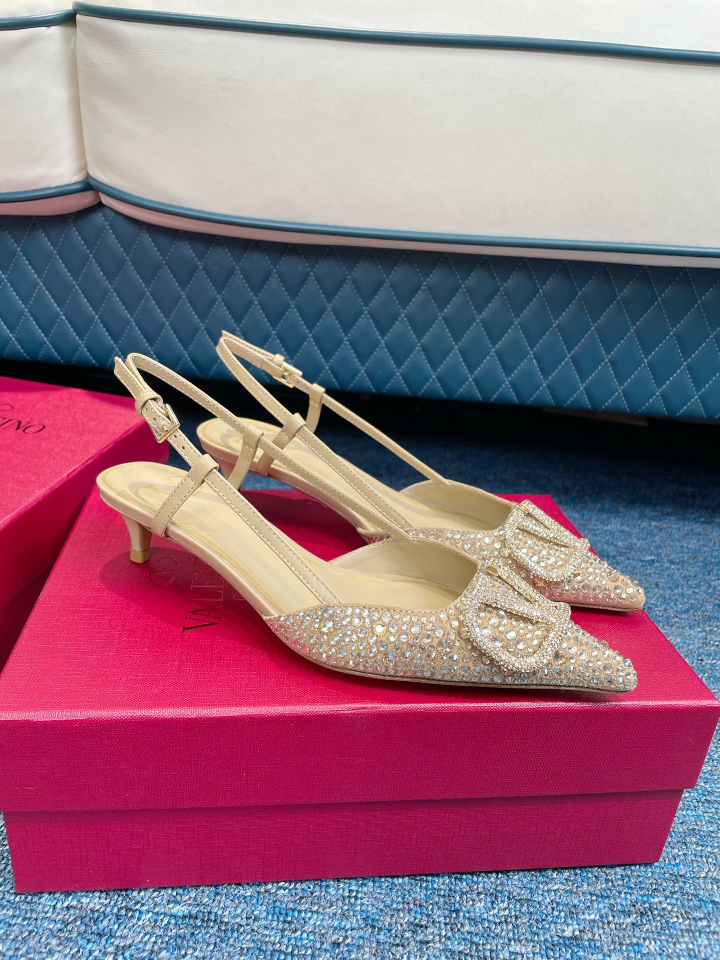 Новинка сезона весна/лето 2022 от Valentino: роскошные замшевые босоножки на высоком каблуке с острым носком и открытой пяткой, украшенные стразами.