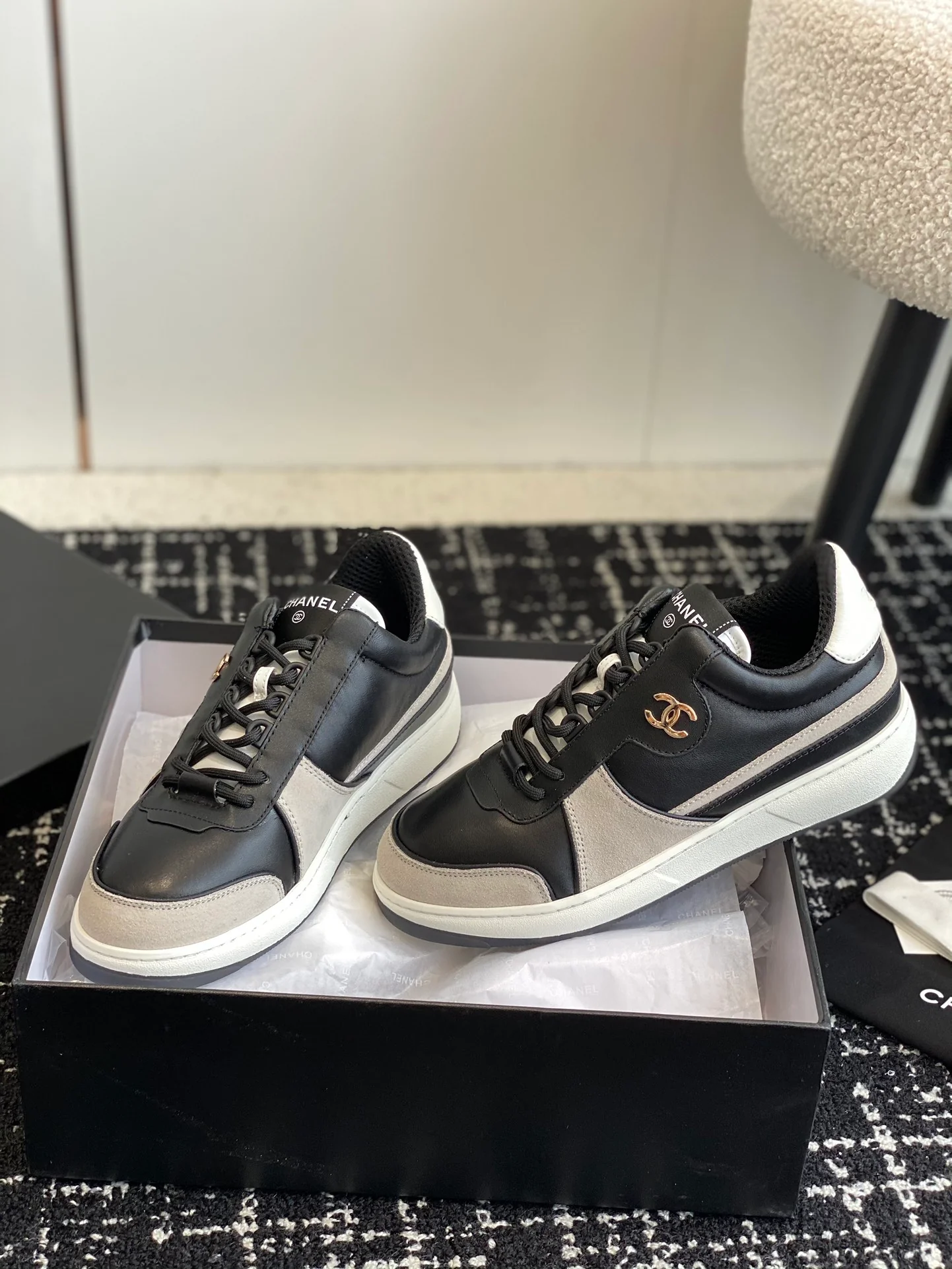 Новинка 2023 года от Chanel - Кроссовки из овечьей кожи - Черные