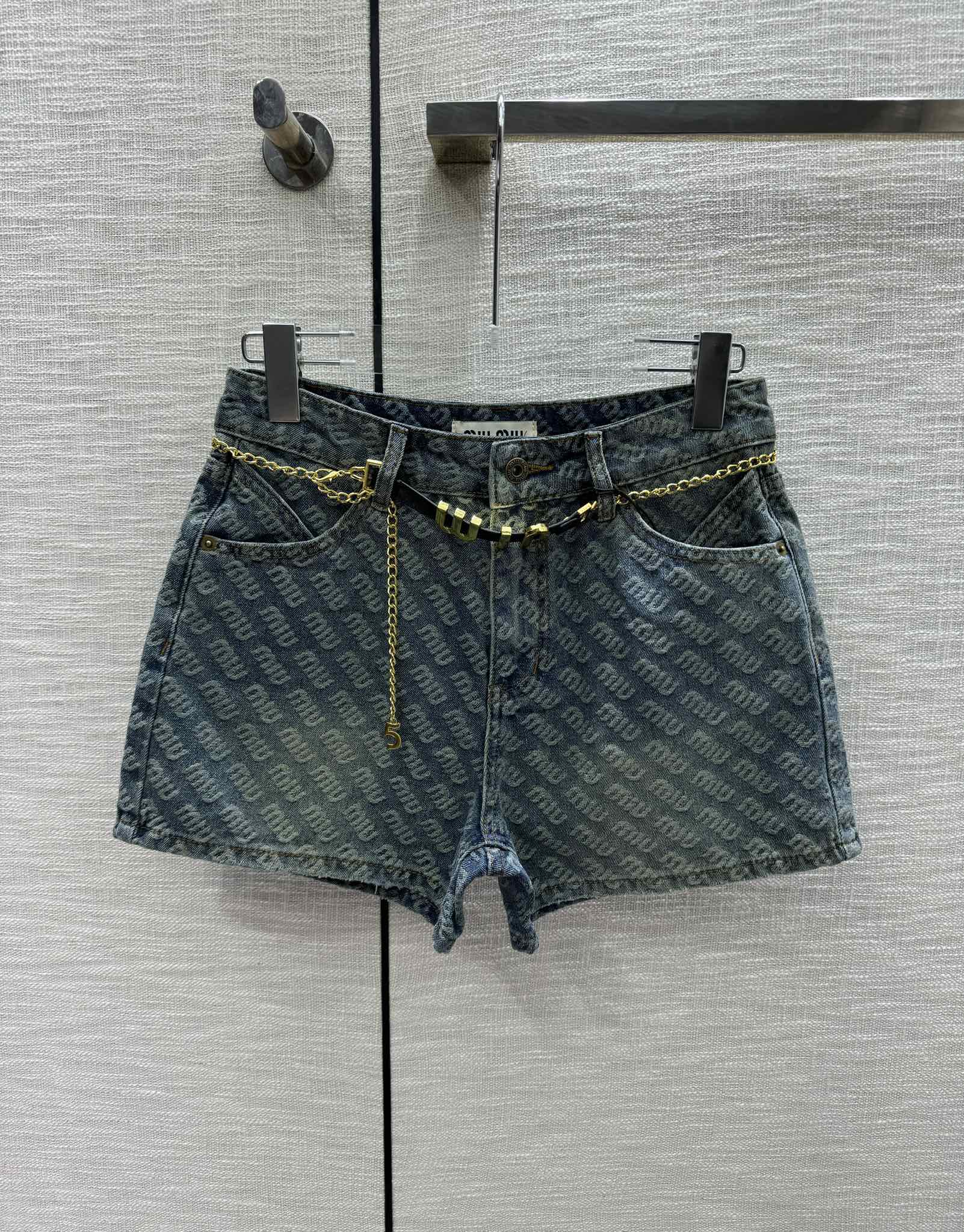 Джинсовые шорты Miu Miu-2404 с высокой талией и логотипом.