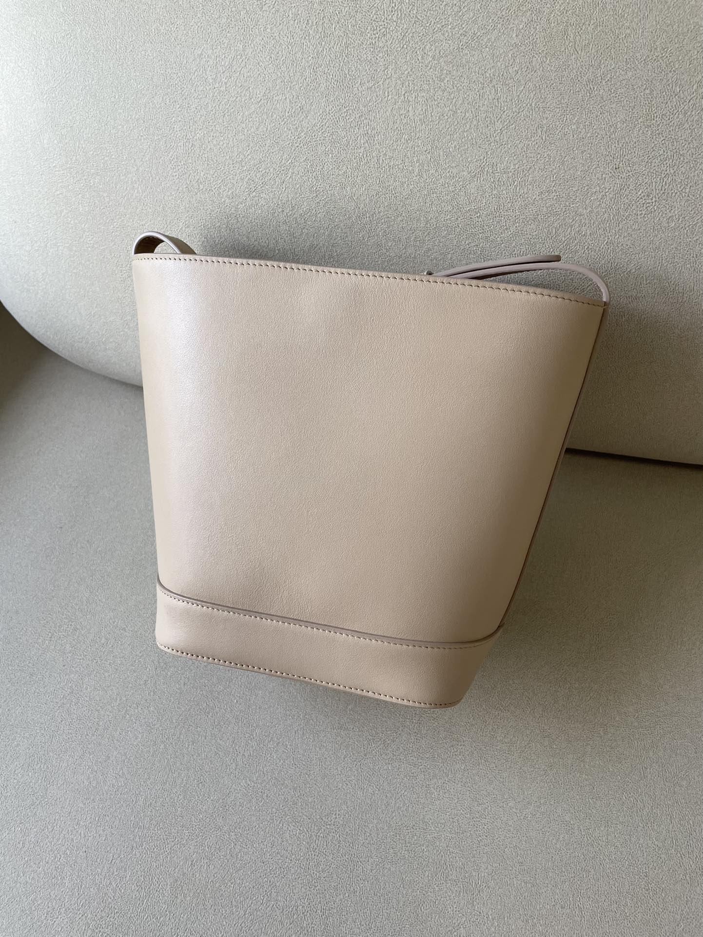 Маленькая белая кожаная сумка-ведро Celine Cuir Triomphe