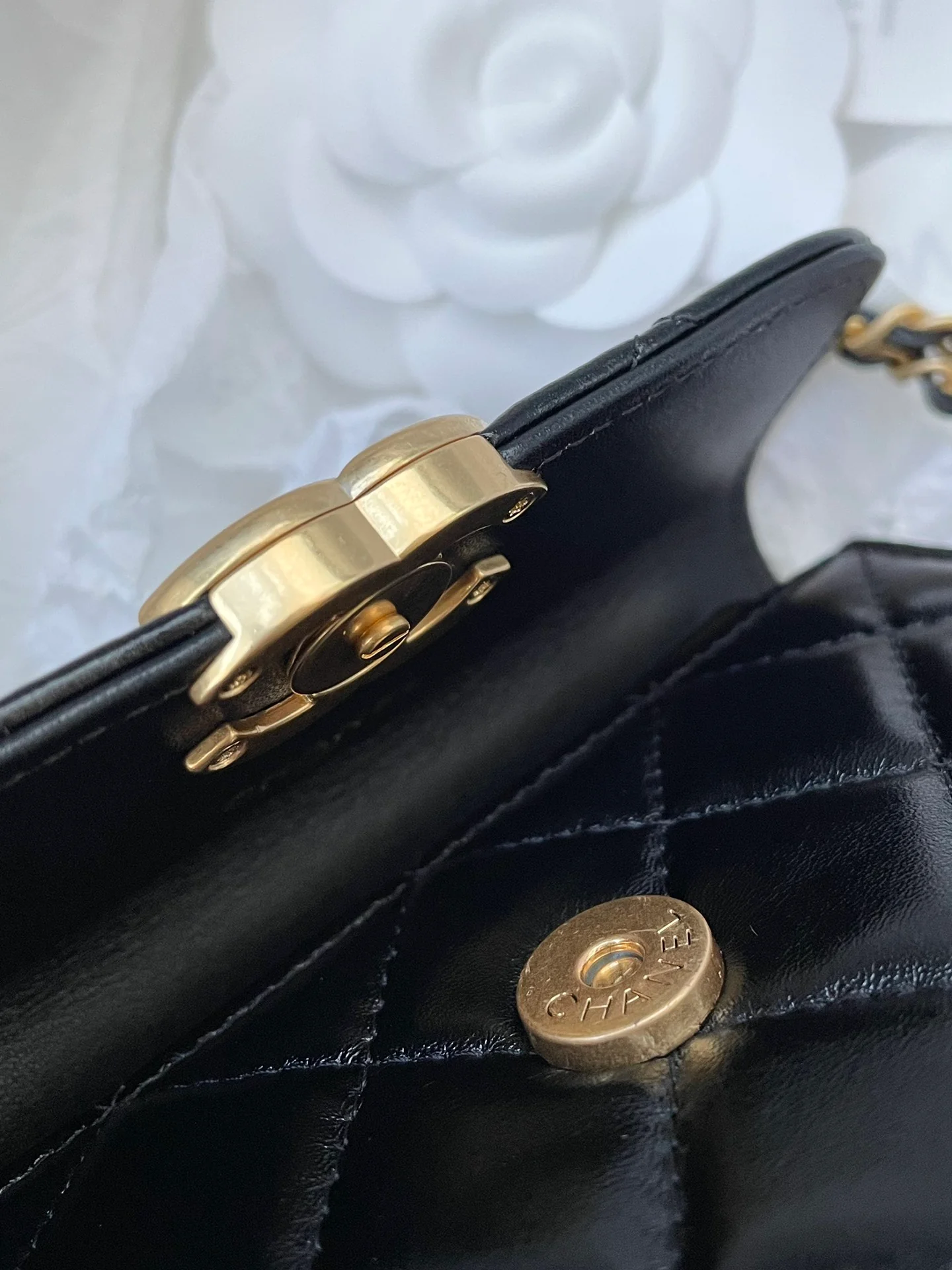 Кардхолдер Chanel с двойной золотой цепочкой и шариками — черный кожаный