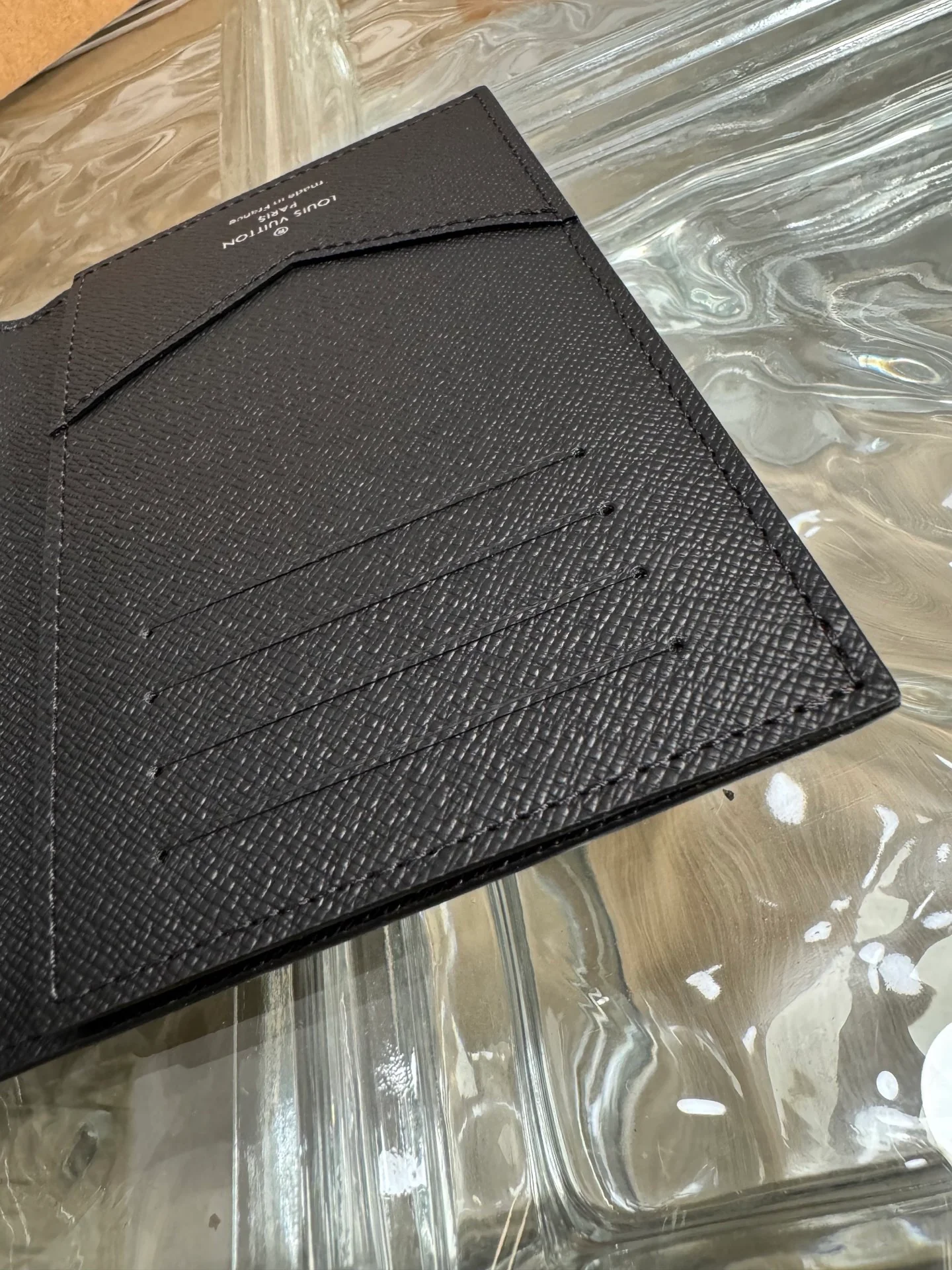 LV-n64411 - Держатель для паспорта - Черный в клетку