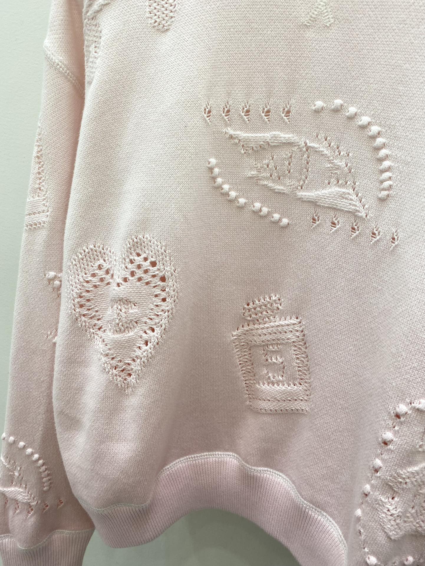 Chanel 2403 - Новый розовый трикотажный пуловер с круглым вырезом и перфорированным жаккардовым узором, с длинными рукавами.