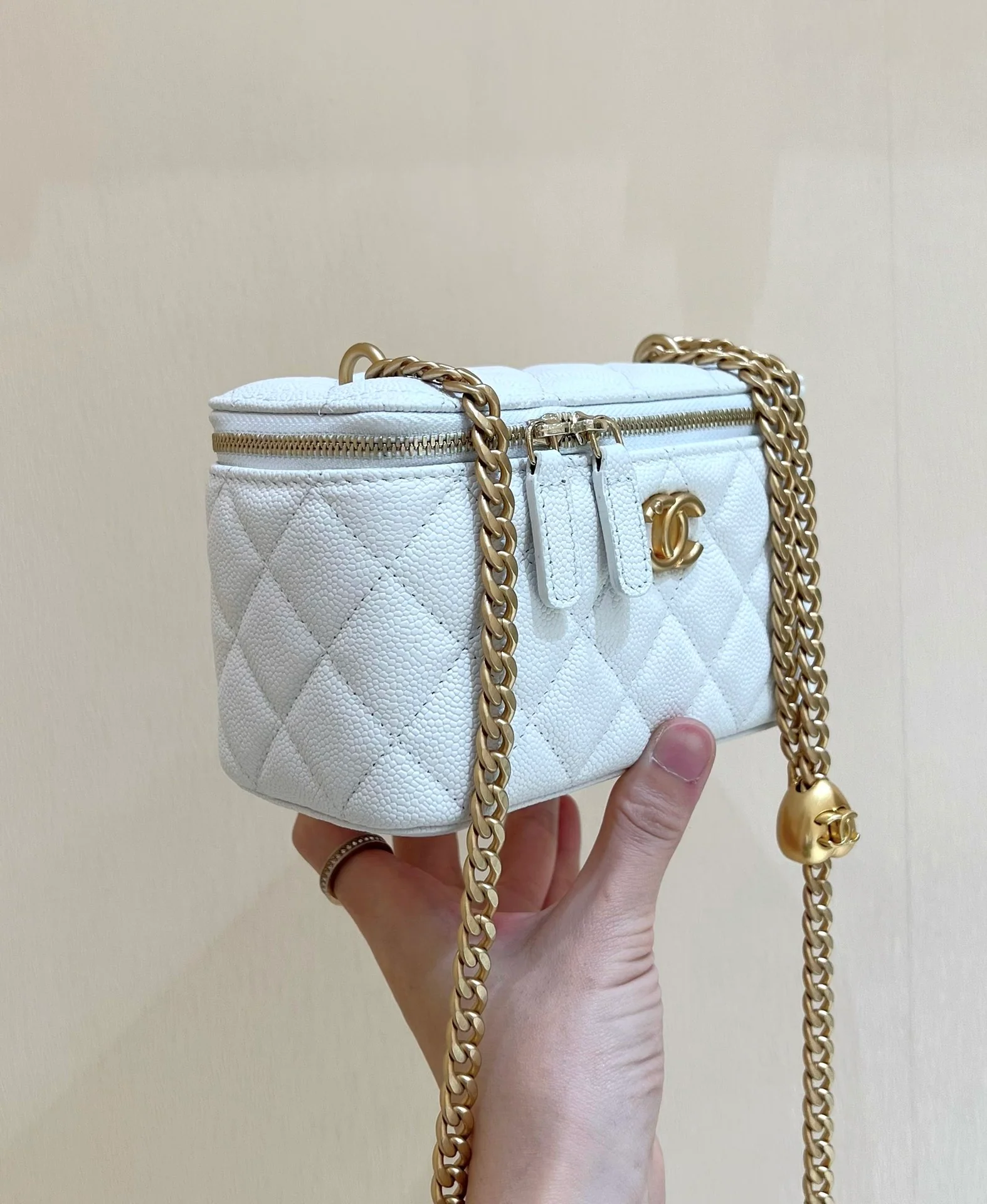 Новинка сезона весна/лето 2023 от Chanel - Длинная цепочка в форме шара - Белая