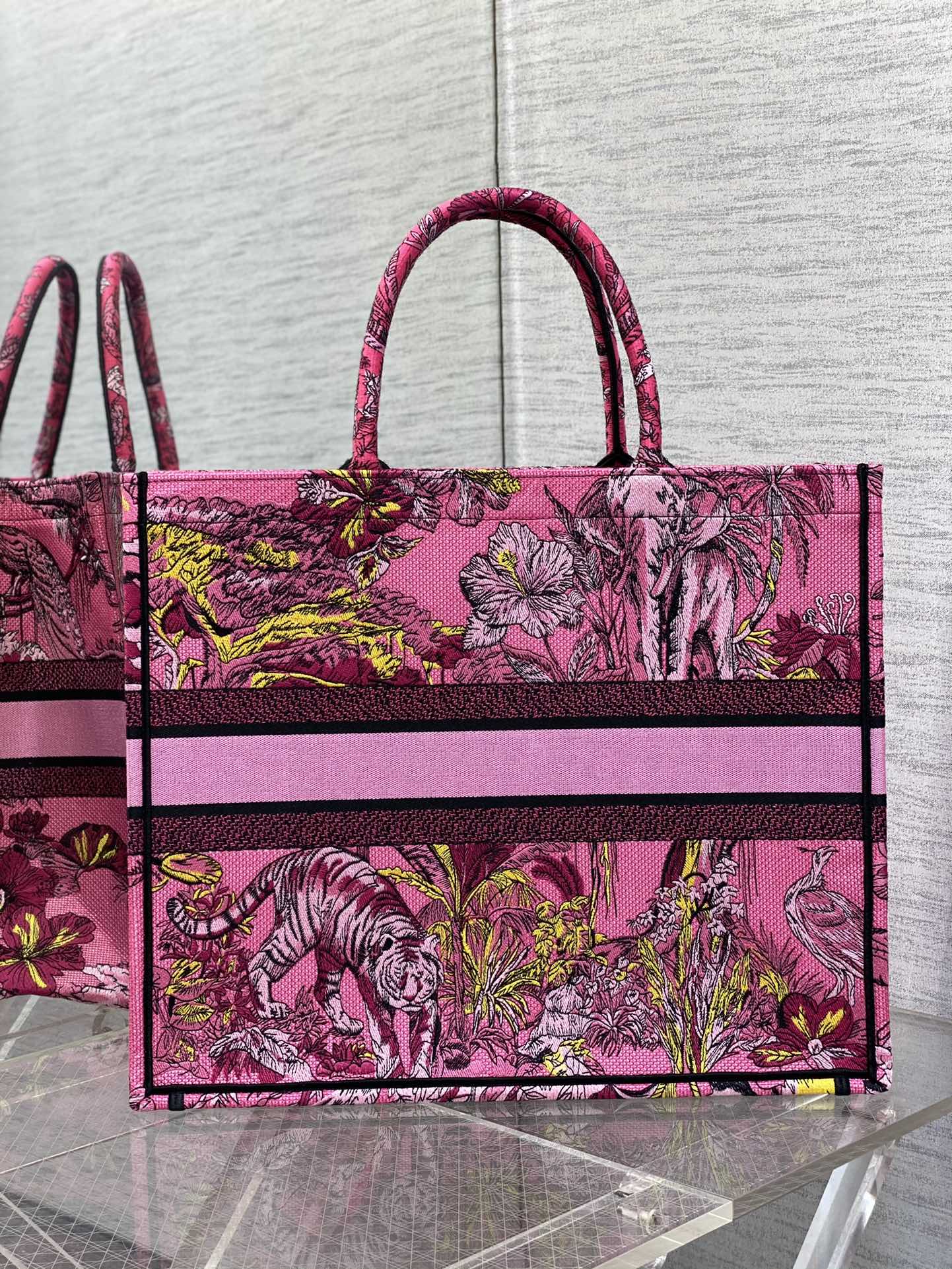 Сумка Dior Book Tote из коллекции Весна/Лето 2023 — Цвет ?зоо-розовый? — Большой размер