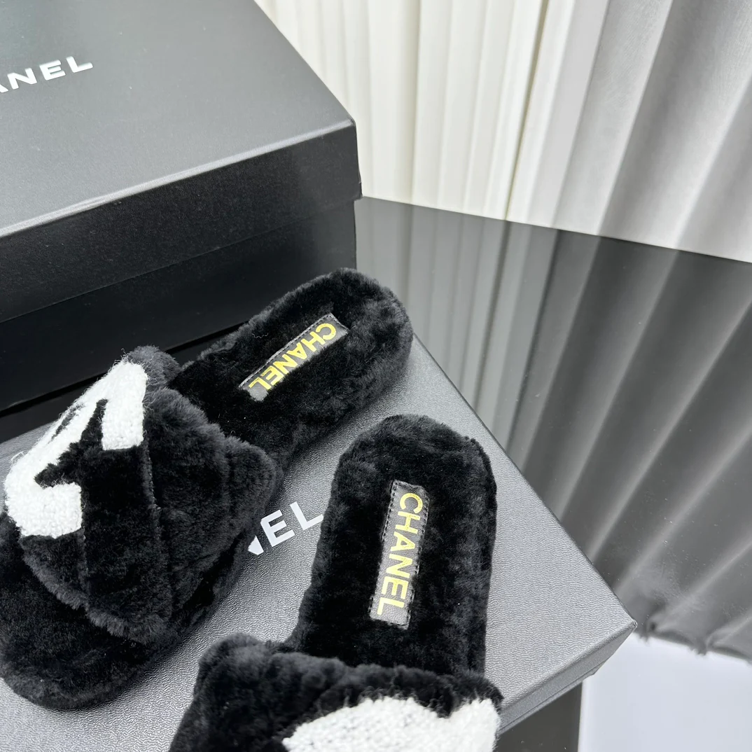 Новинка сезона осень/зима 2023 от Chanel - Популярно на Xiaohongshu - Меховые тапочки - Черные