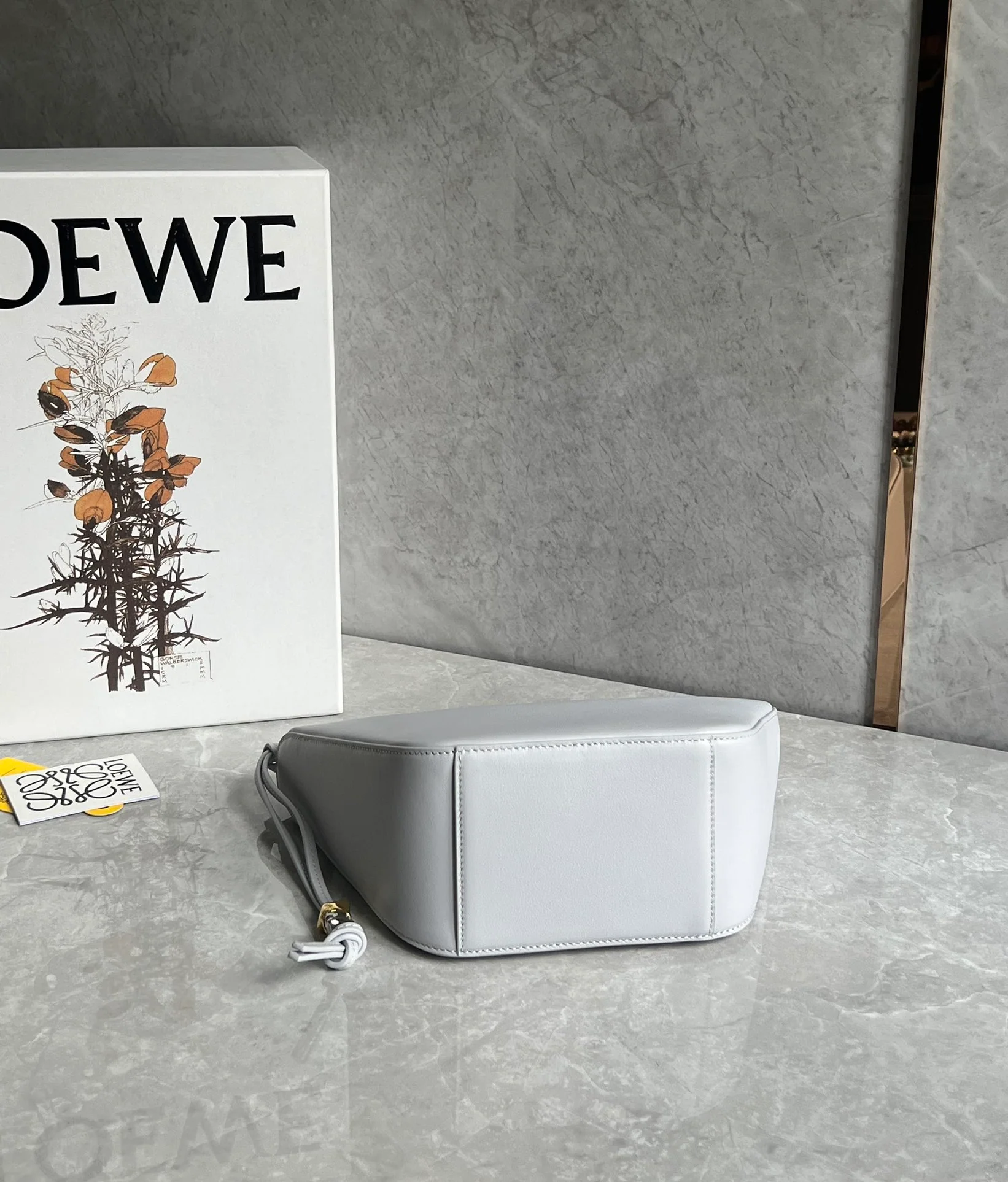 Сумка-хобо Loewe Hammock - белая.