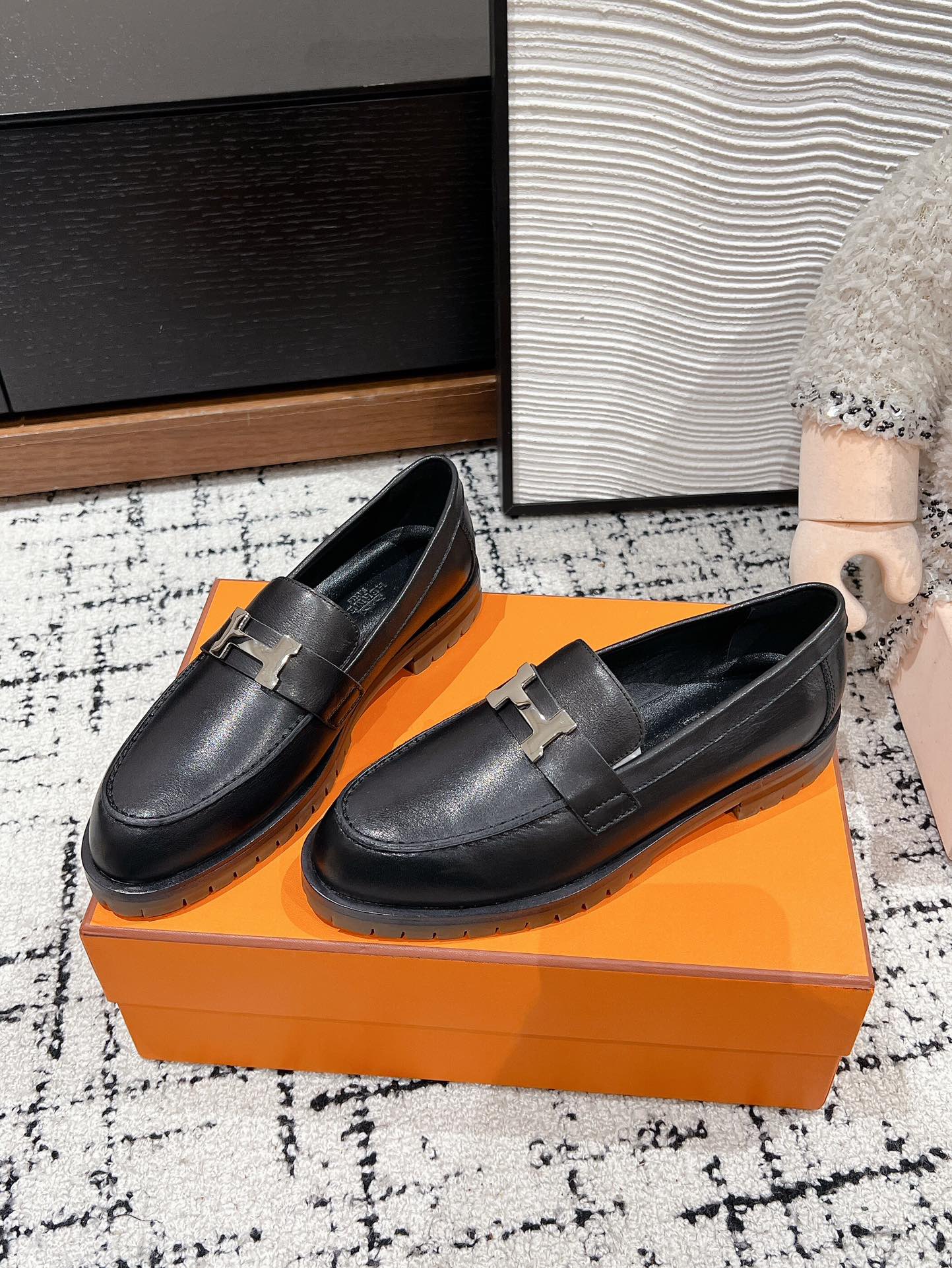 Лоферы Hermes 2024h с пряжкой - черные