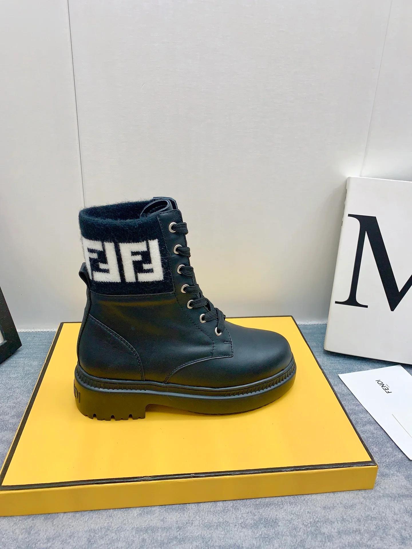 Новинка сезона осень/зима 2023 от Fendi - Ботильоны с монограммой - Черно-белые