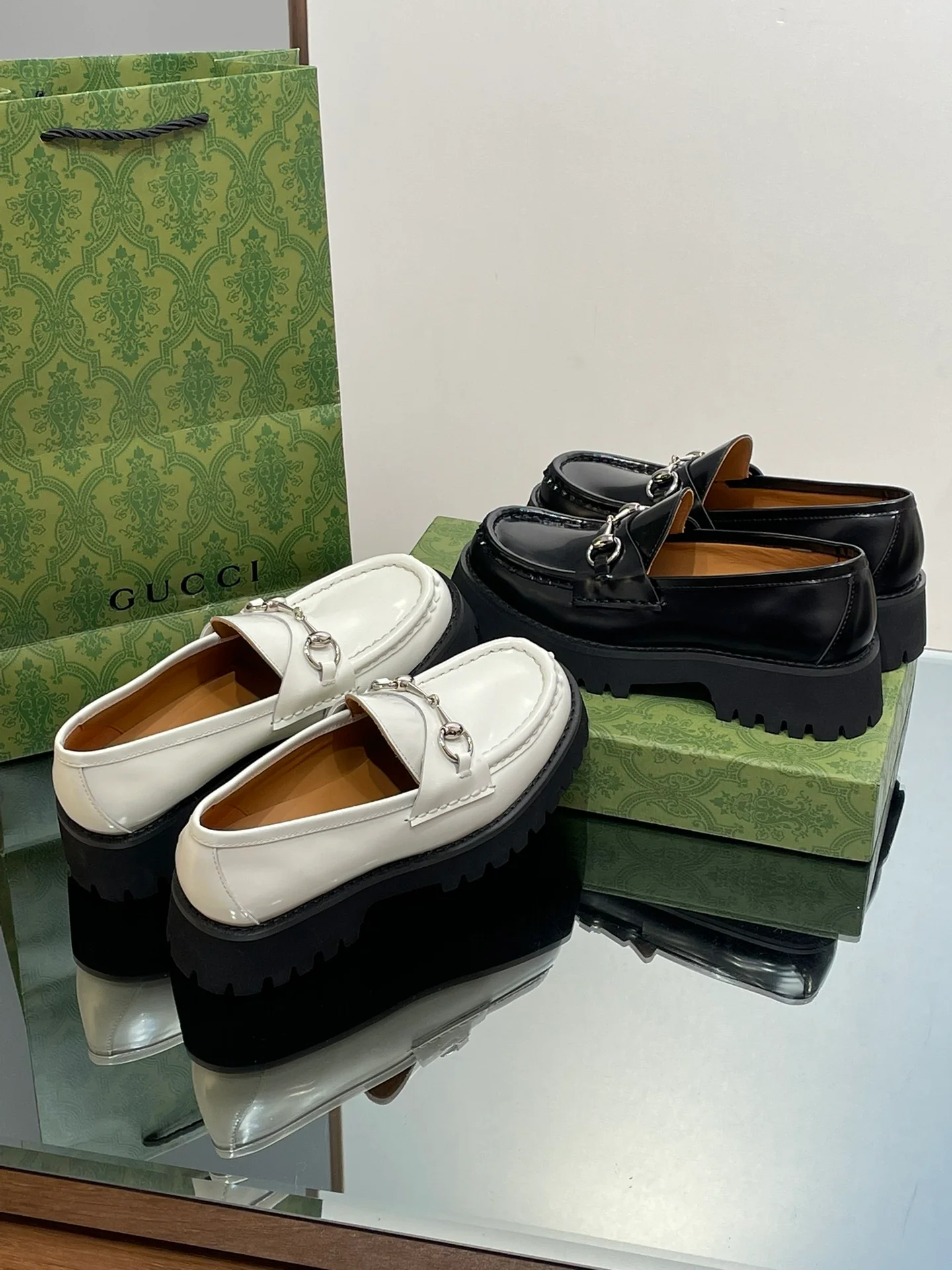 Лоферы Gucci 2024 с серебряной пряжкой и пряжкой в ??виде конской уздечки — изображение из коллекции.