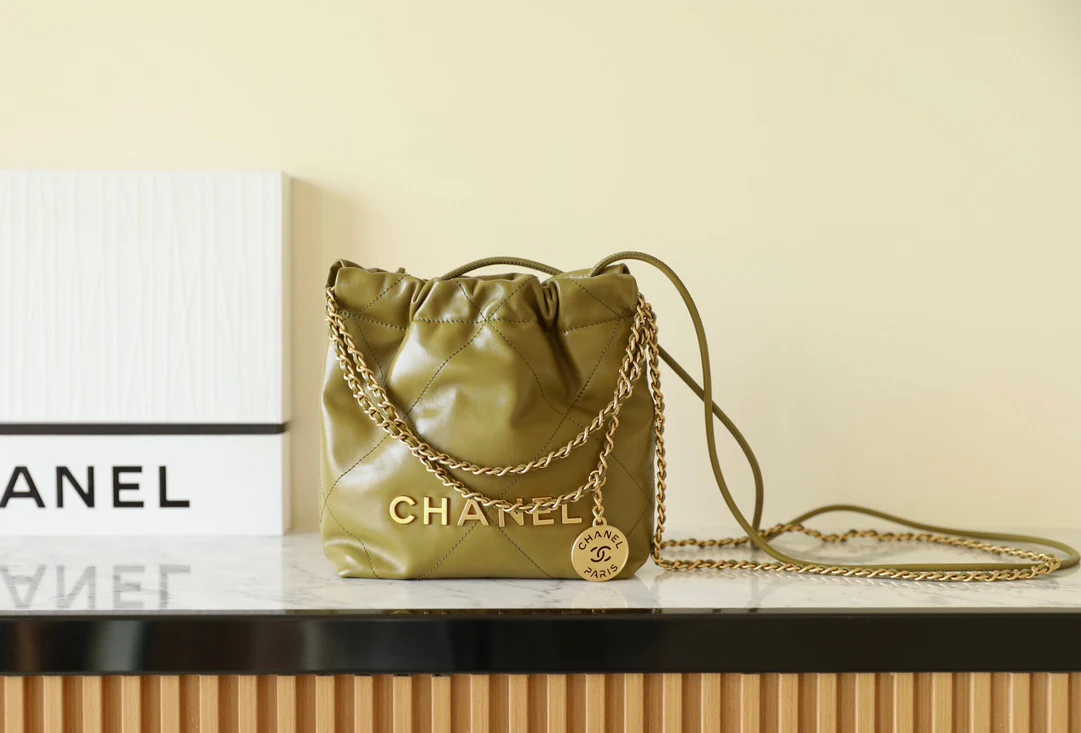 Новинка сезона весна/лето 2023 от Chanel - сумка 22 - мини - цвет авокадо.