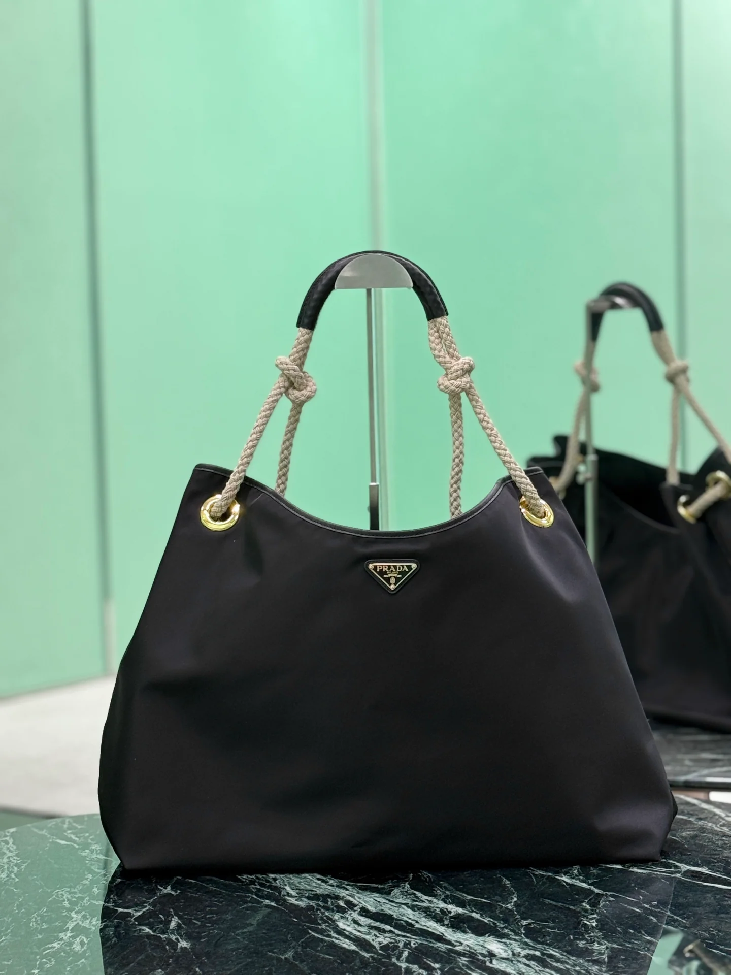 Сумка-тоут Prada 1BC244 из нейлона, большая, черная.