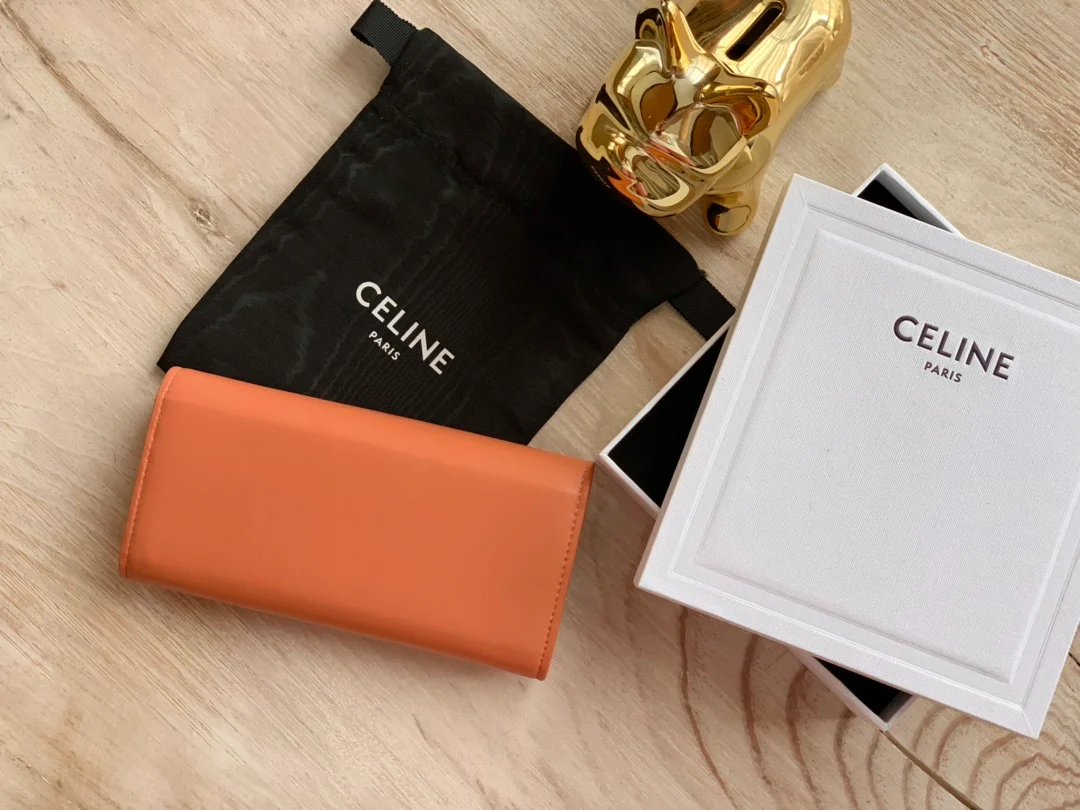 Celine TRIOMPHE 大号亮泽光滑羊皮革翻盖长夹