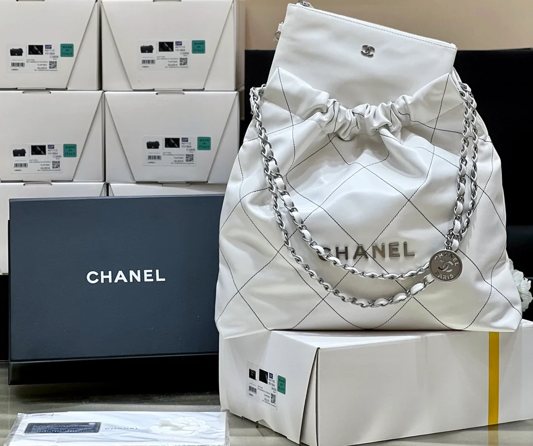 Круизная коллекция Chanel 2023 — сумка (22 шт.) — средний размер — белая с черной строчкой.