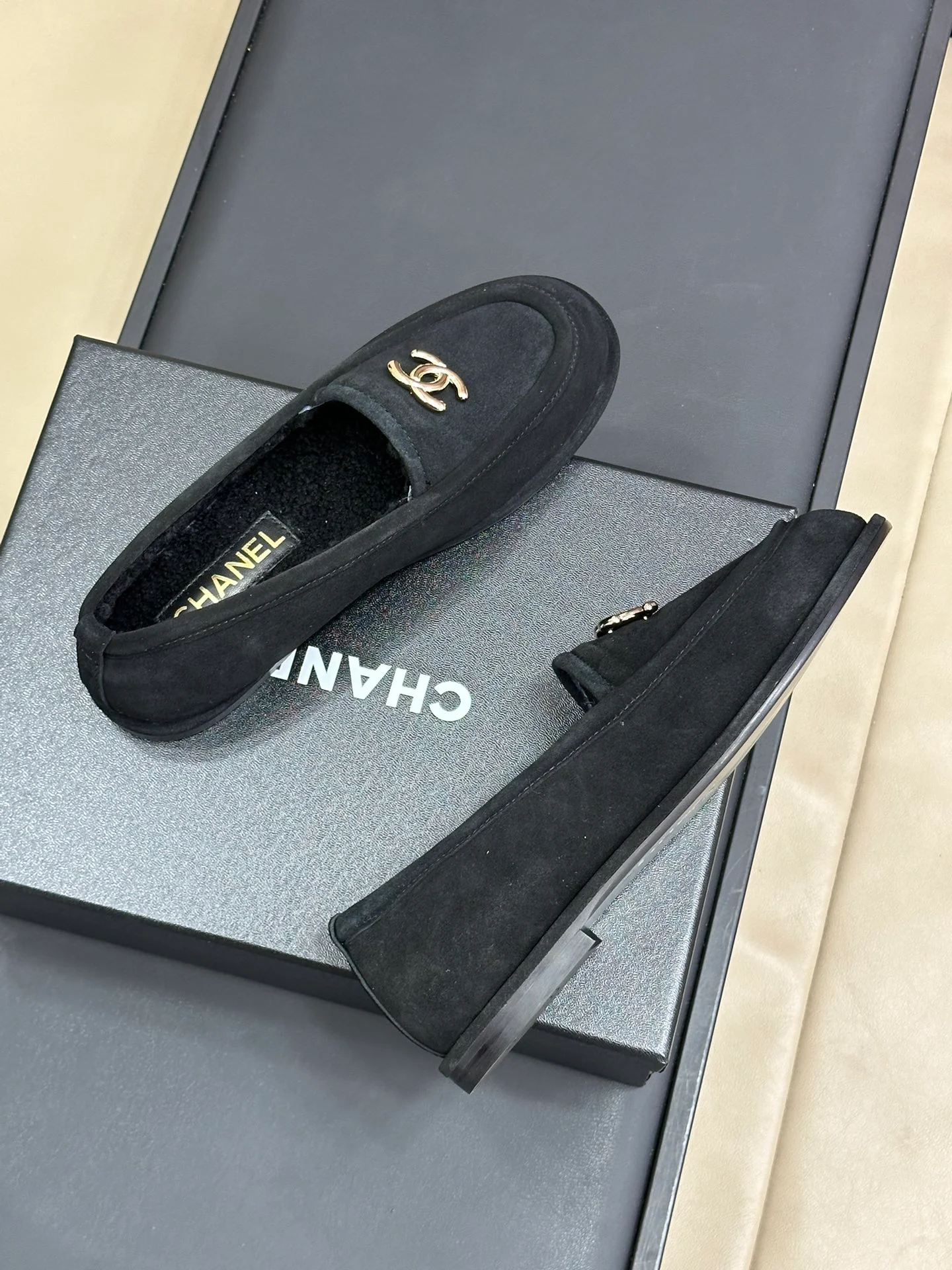 Меховые лоферы Chanel 2024 - черные