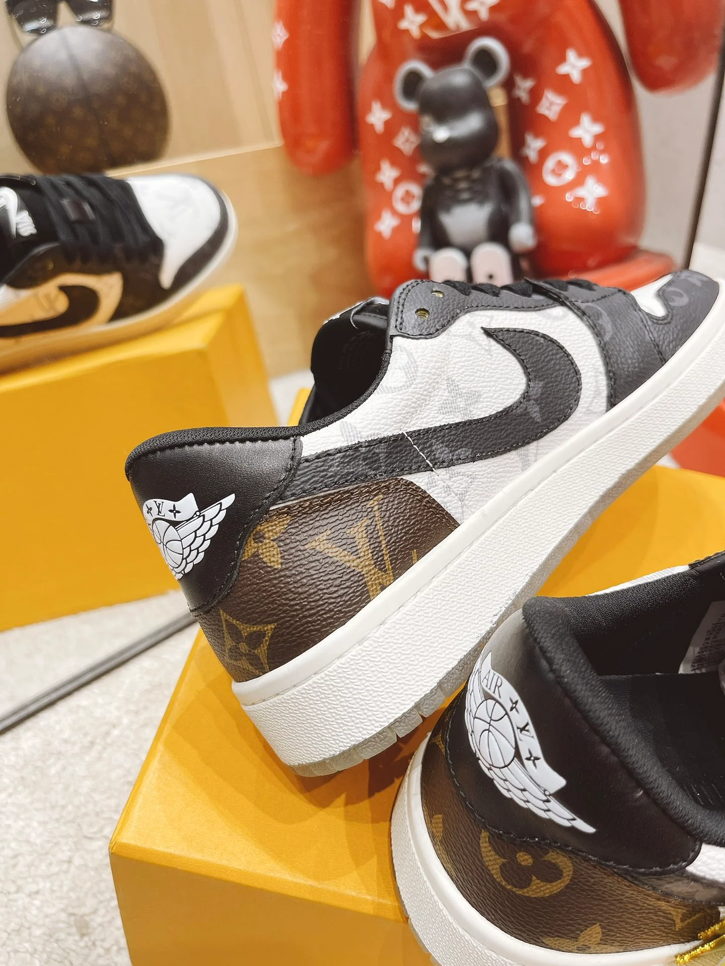 Обувь LV — обувь, созданная в сотрудничестве LV и Nike.