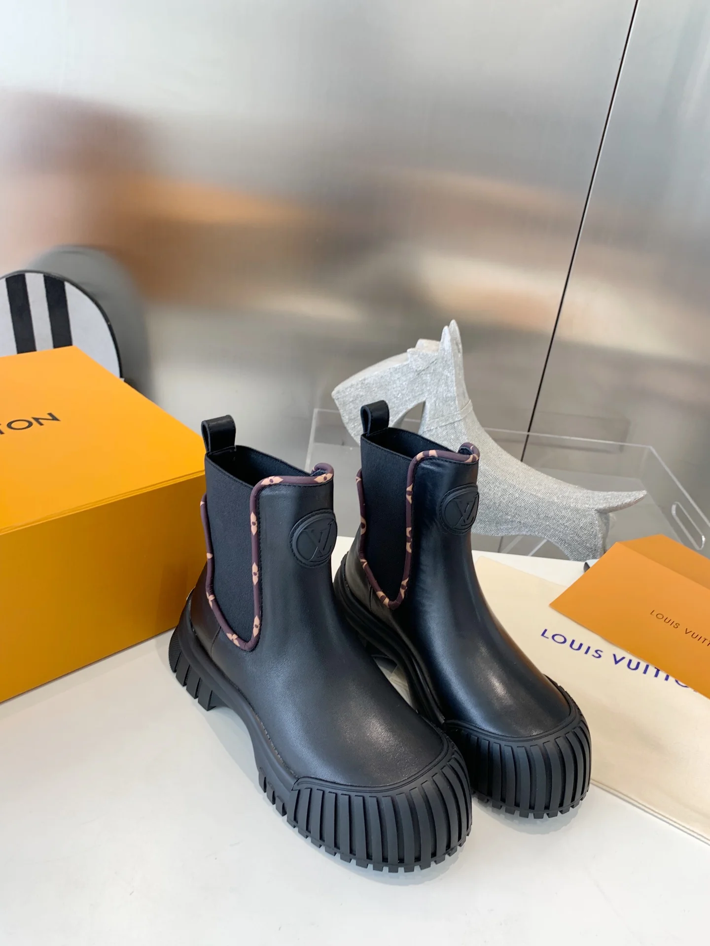 LV - Новинка сезона осень/зима 2022 - Ботильоны Ruby - Черные - 1