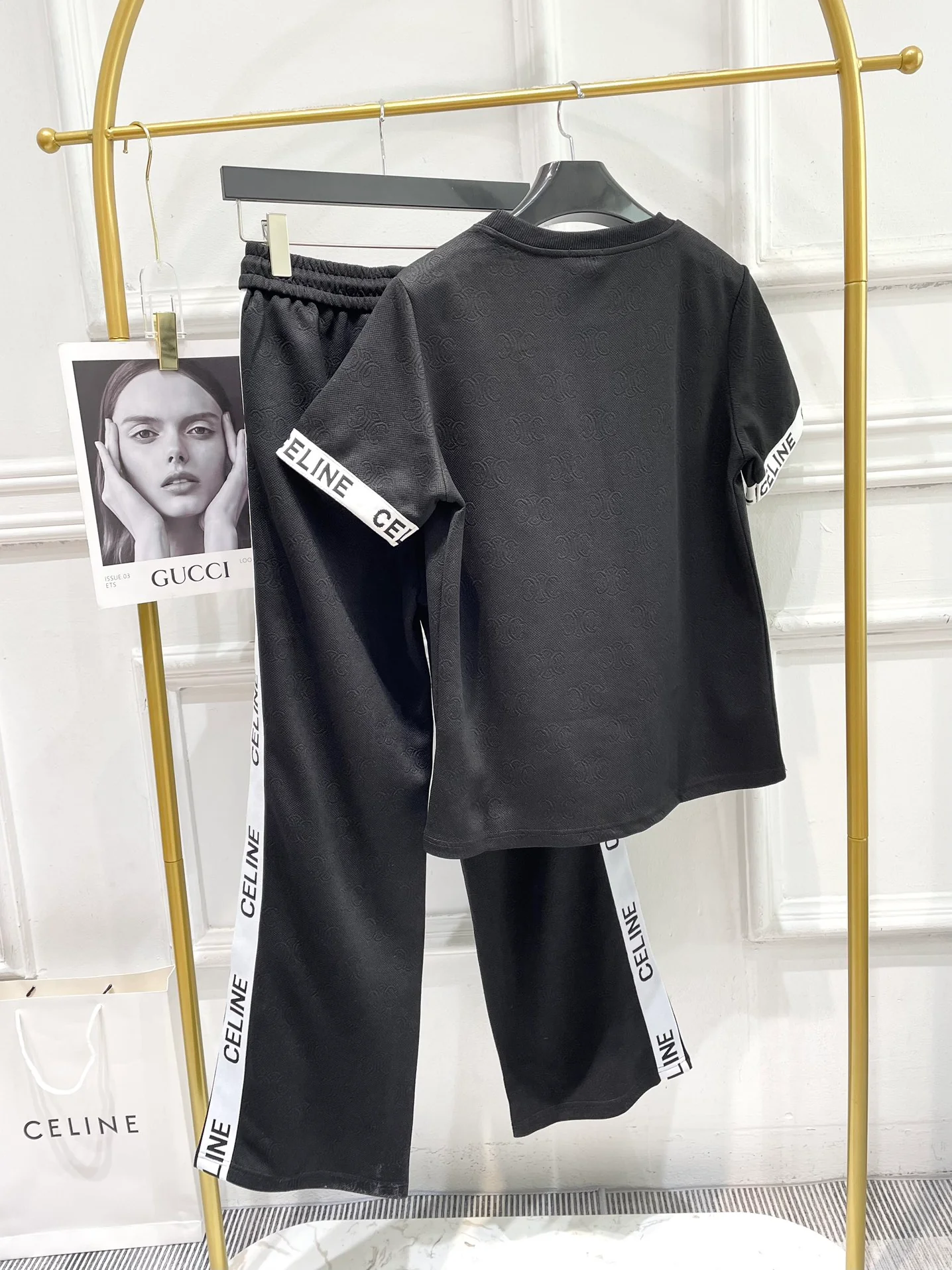 Комплект Celine-2403: футболка с коротким рукавом и брюки с тисненым узором ?Триумфальная арка? — черный.