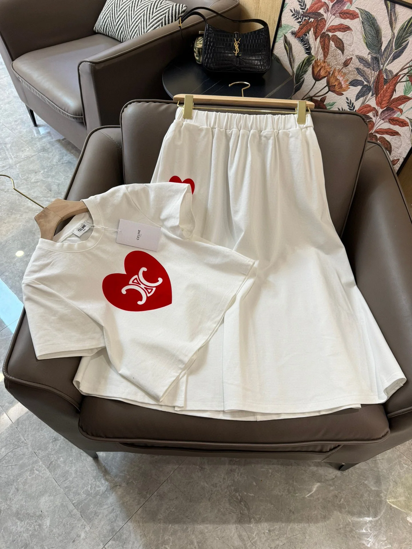 Костюм Celine 2403-24ss с принтом в виде сердца и Триумфальной арки — белый.