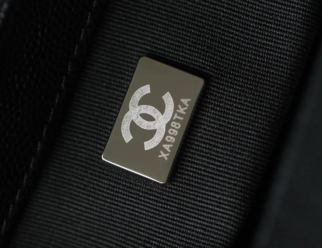 Chanel - ????? Узор из маленьких черных кристаллов, напоминающий бриллиант.