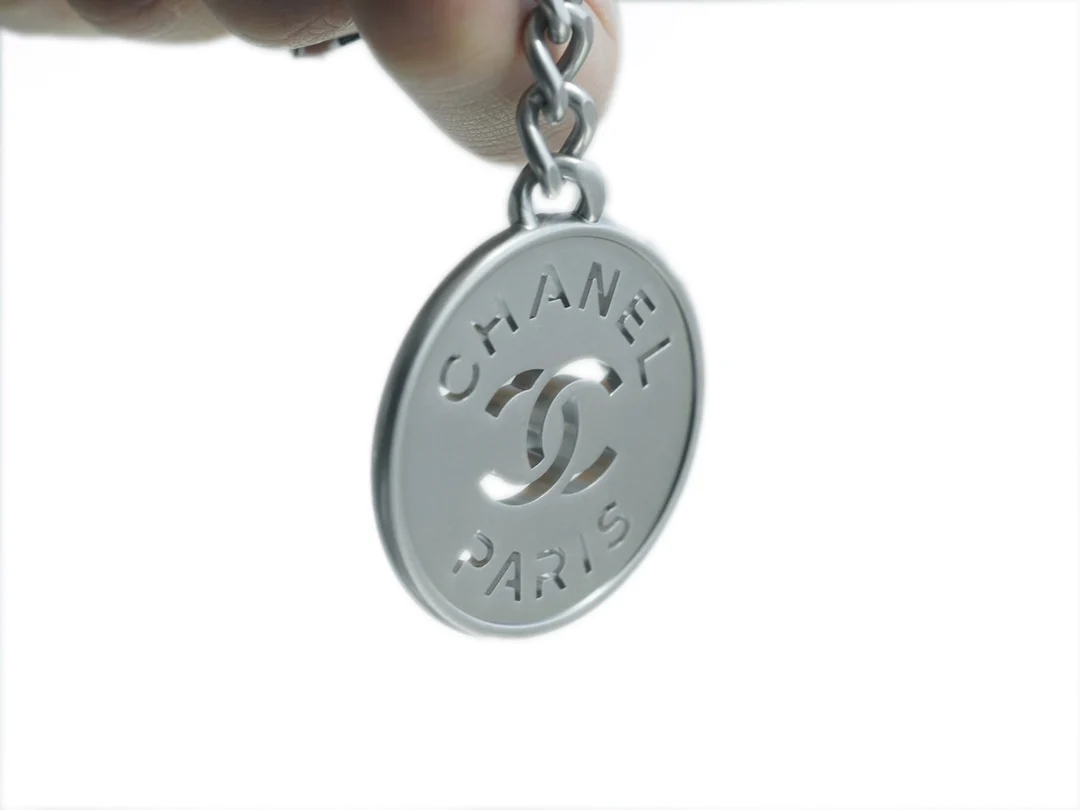 Сумочка Chanel No. 22 — маленькая, белая, серебристая.