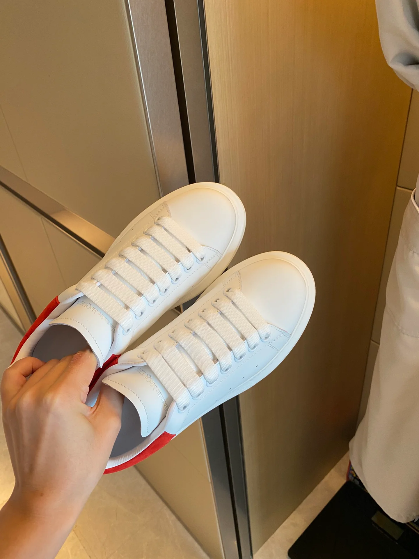 Классические белые кроссовки McQueen с замшевой подошвой и красным каблуком