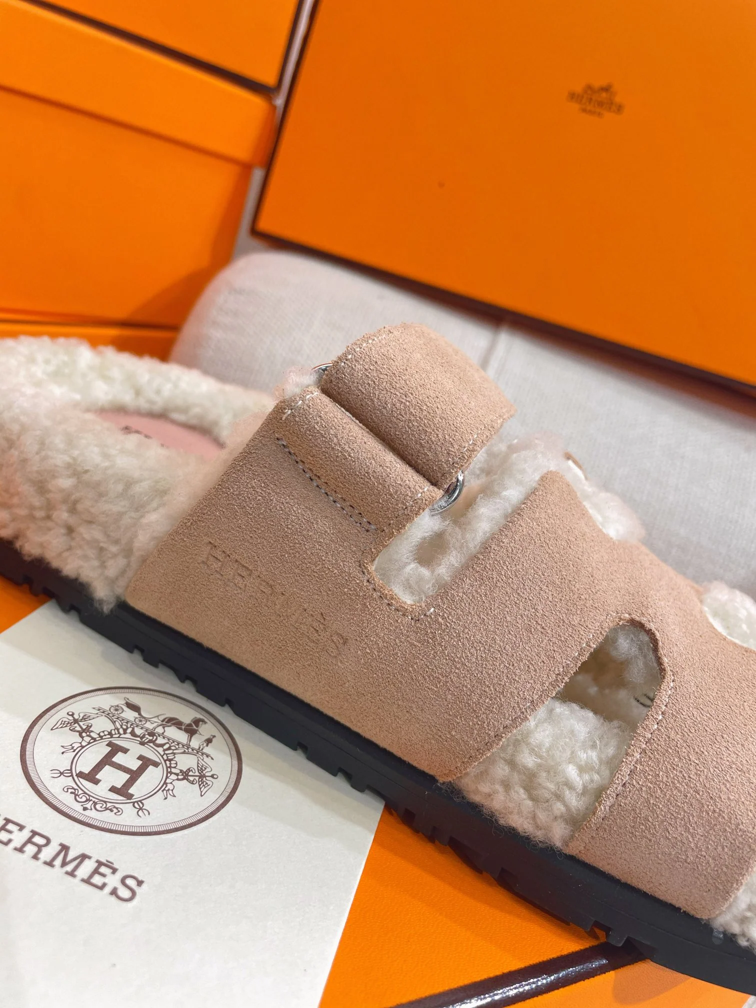 Новинка сезона осень/зима 2022 от Hermes — тапочки H из овчины и кожи с лоскутным узором — розовые.