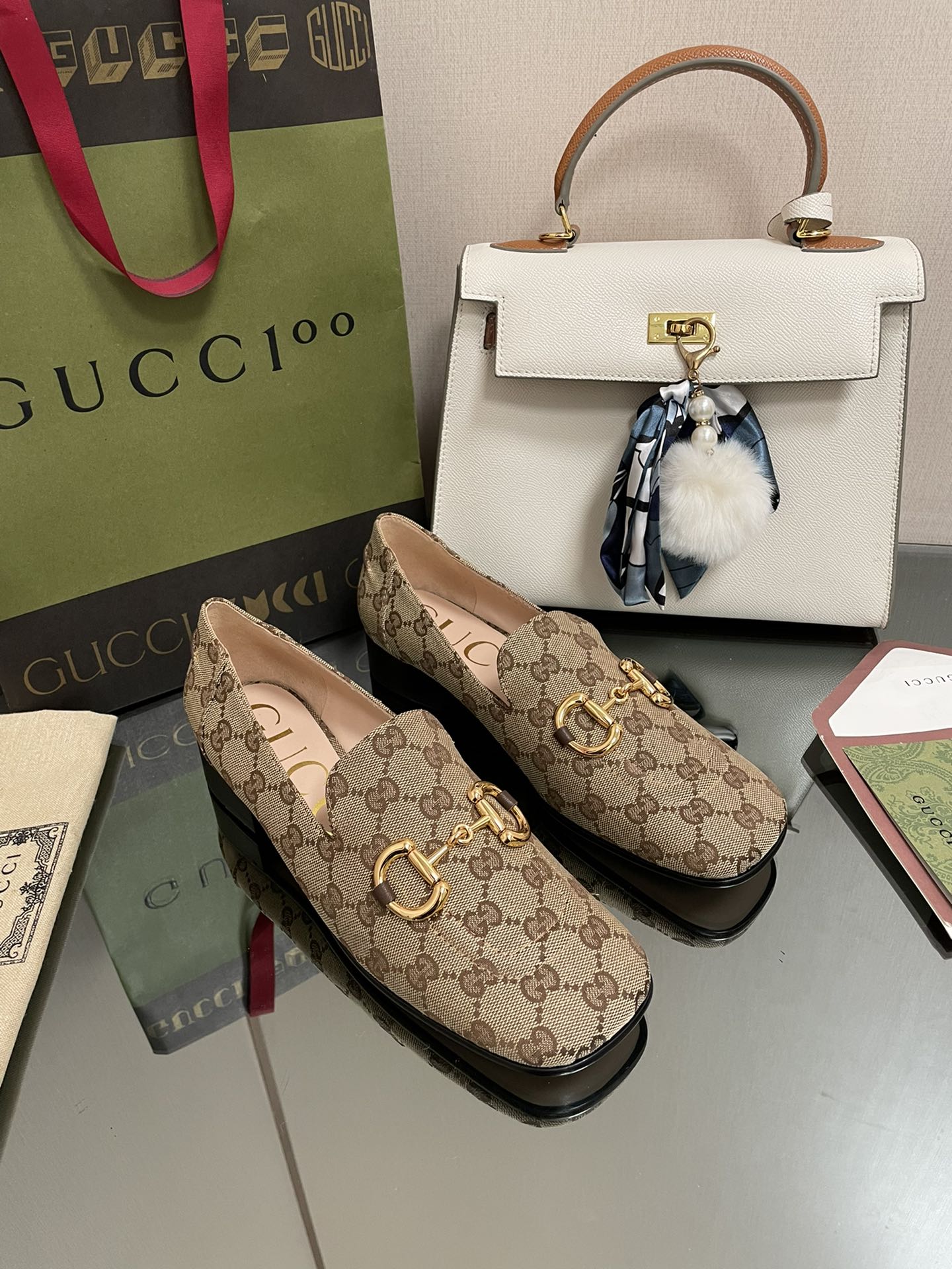 Gucci - Балетки с квадратным носком и закрытым носком - Небольшой монограммный узор - Абрикосовый цвет