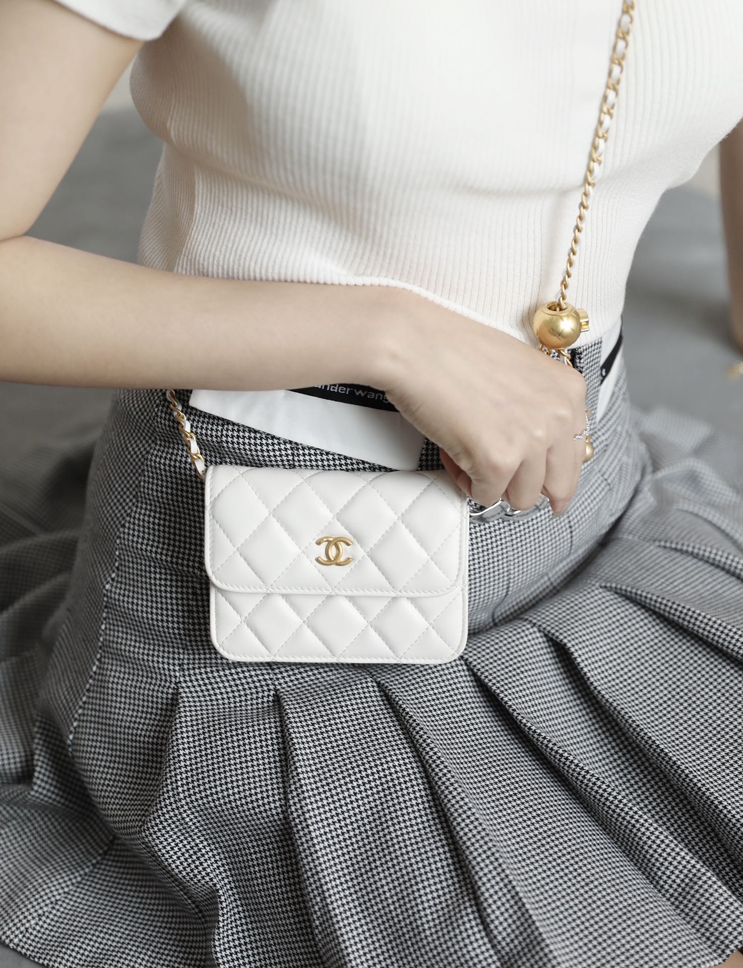 Сумка через плечо Chanel Little Gold Ball из коллекции Little Gold Ball - из овечьей кожи.