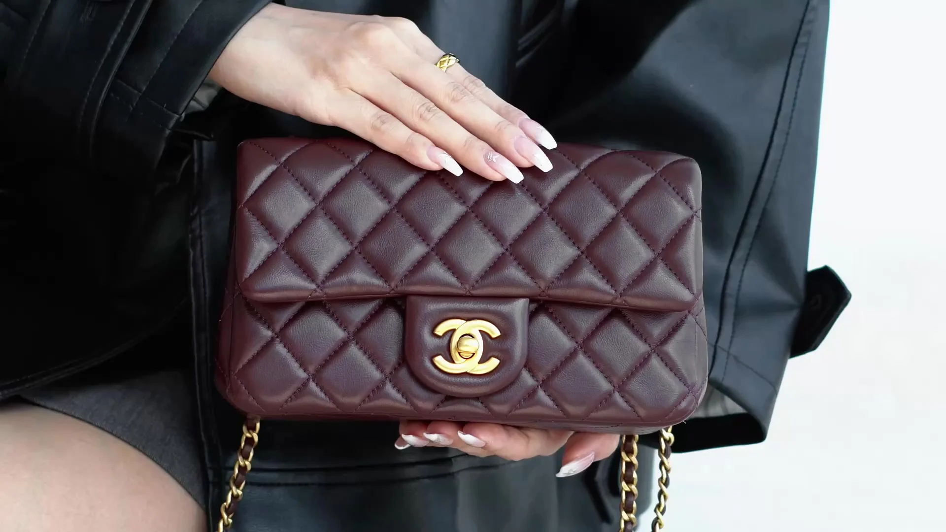 Мини-платье Chanel CF Gold Ball, бордовое.