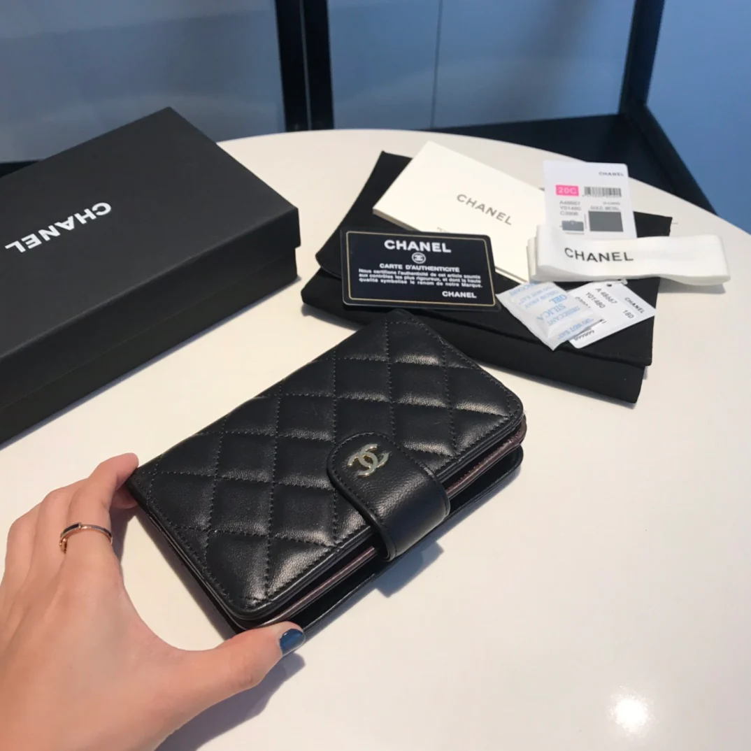 Кошелек средней длины Chanel серии CF — из черной овечьей кожи с серебристой фурнитурой.