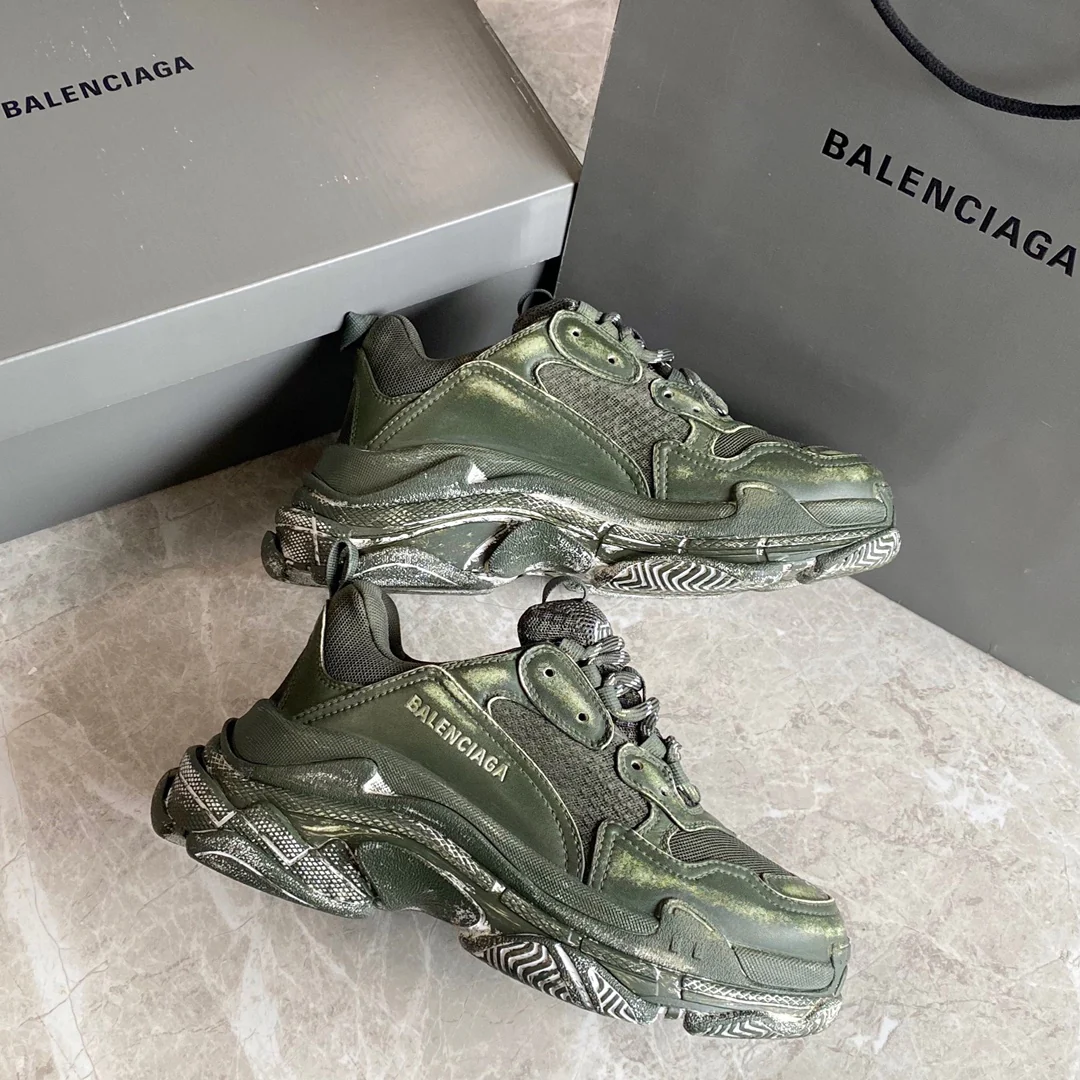 Кроссовки Balenciaga Triples на платформе, рваные джинсы, массивные кроссовки, цвет хаки.