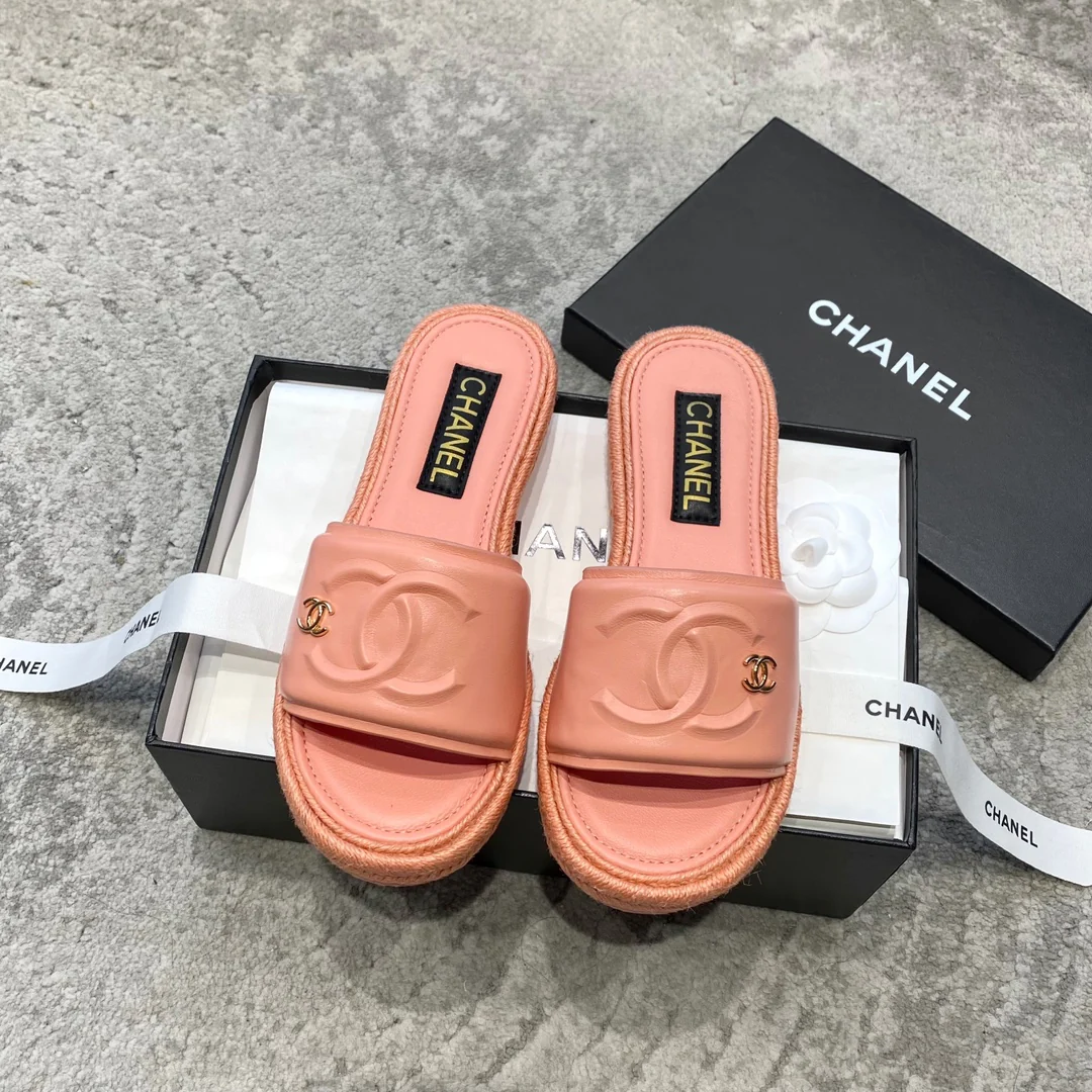 Новинка сезона весна/лето 2023 от Chanel - тапочки 3D Double C - розовые.