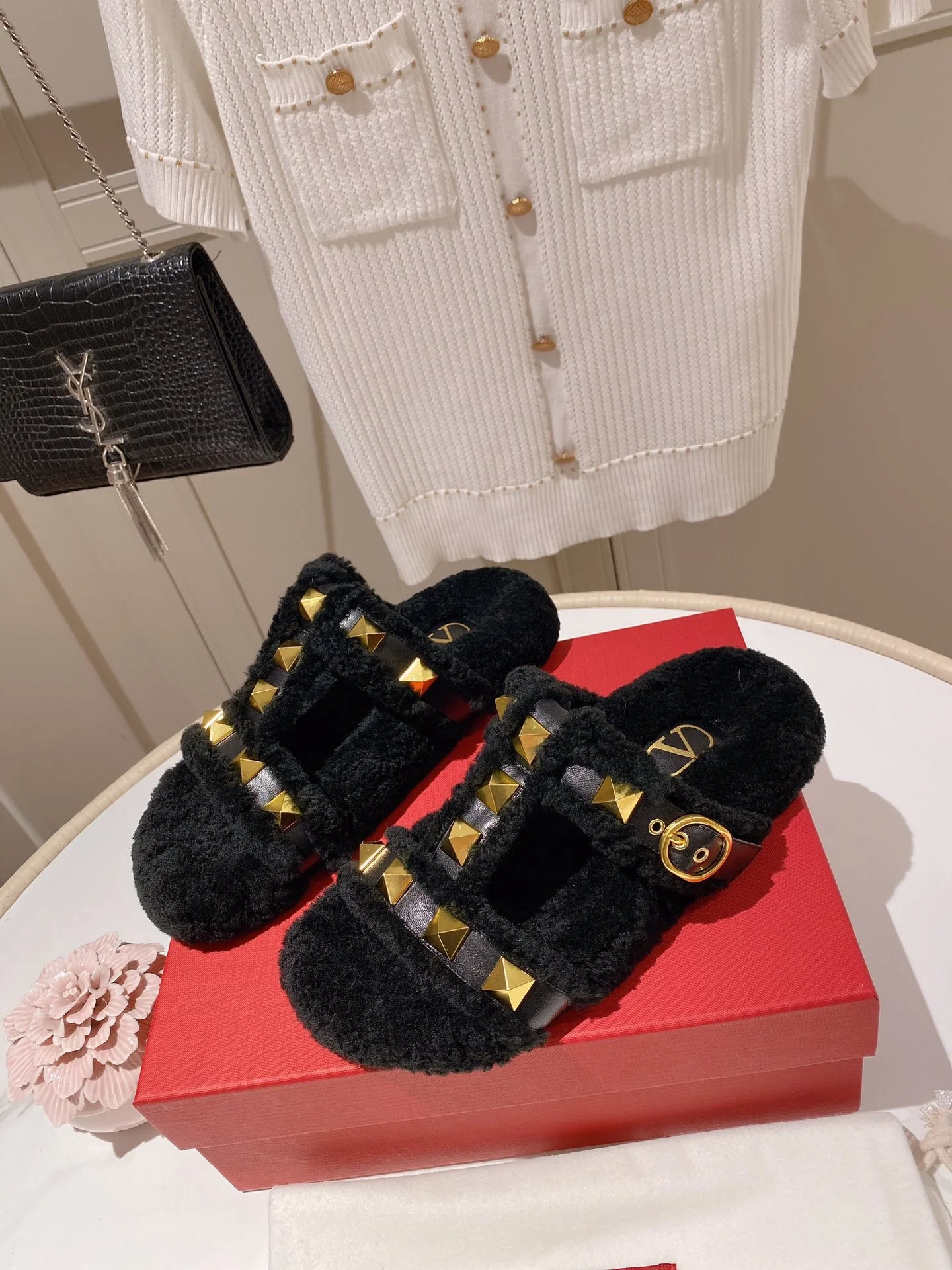 Новинка сезона осень/зима 2022 от Valentino - Шерстяные тапочки - Черные