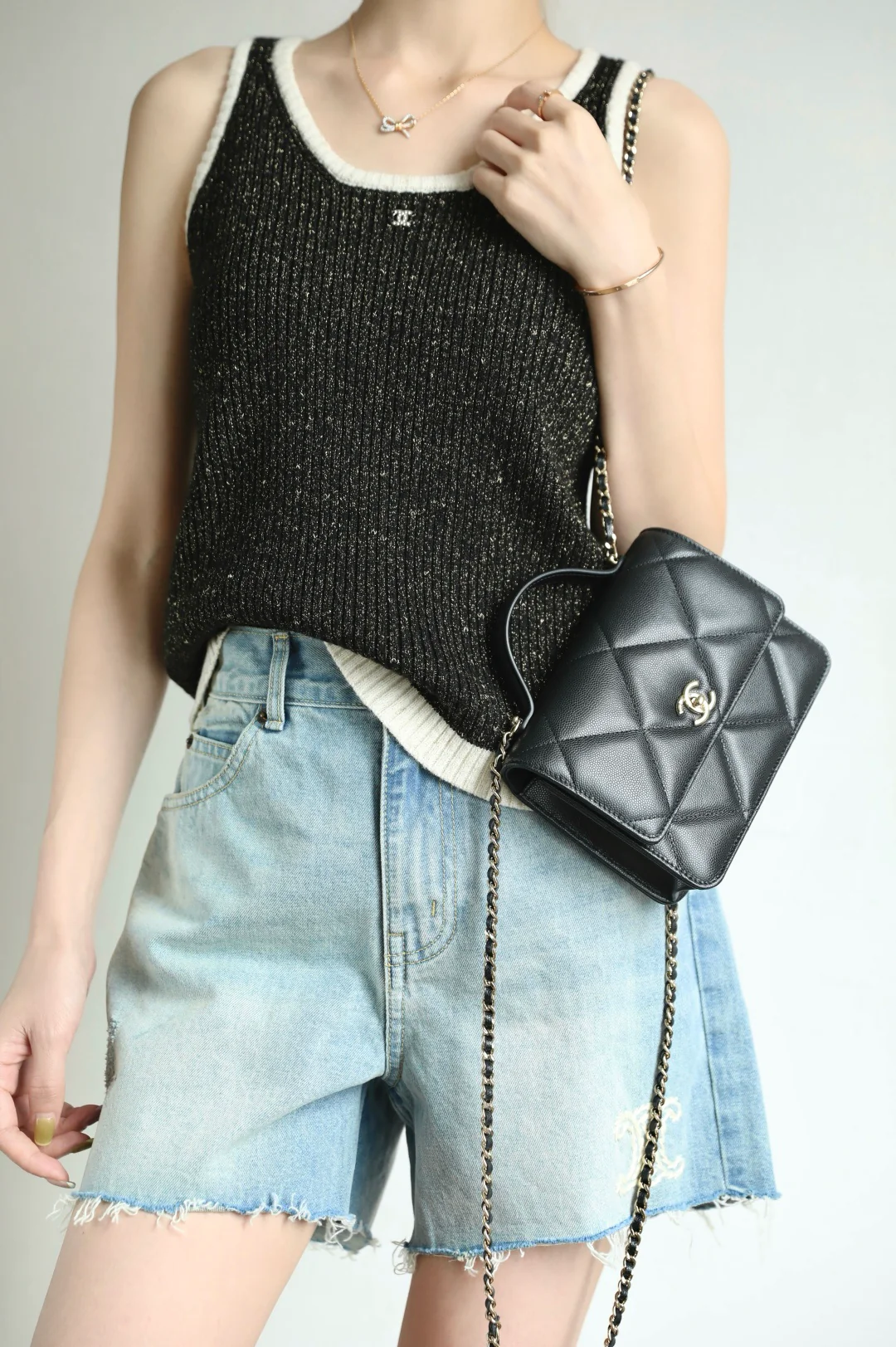 Мини-рюкзак Chanel из 25-каратного золота с крупным клетчатым узором и фурнитурой из светлого золота.