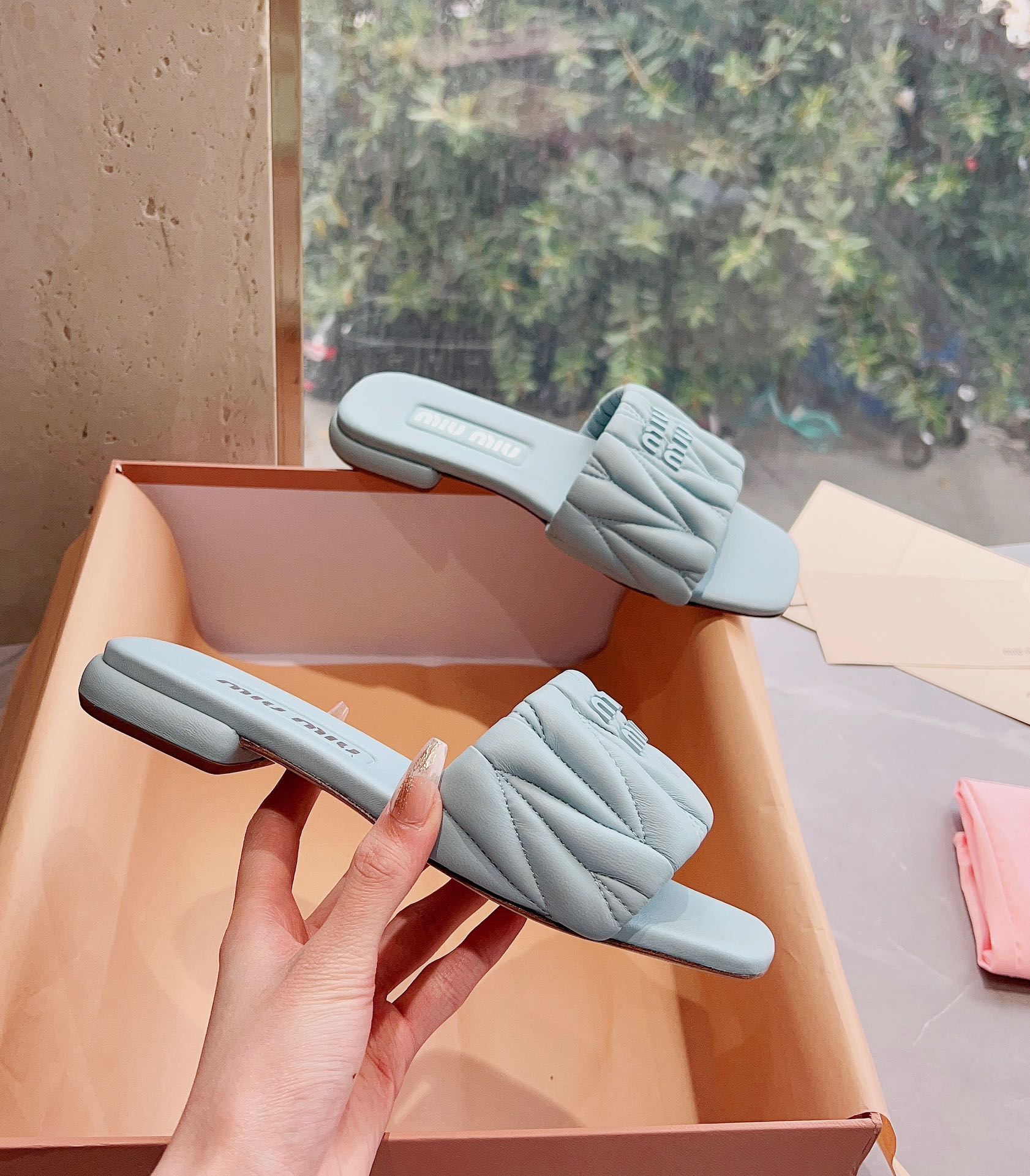 Новинка сезона весна/лето 2023 от Miu Miu - плоские тапочки из овечьей кожи - светло-серые.