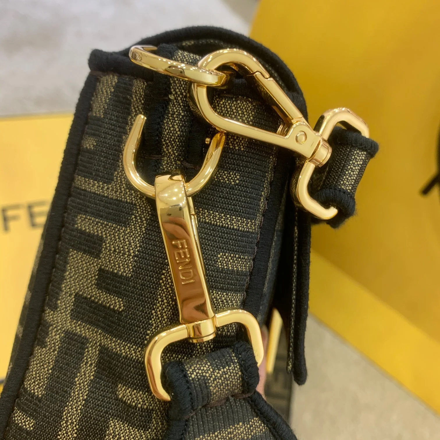 Сумка Fendi Baguette средней длины, коричневая, с монограммой.