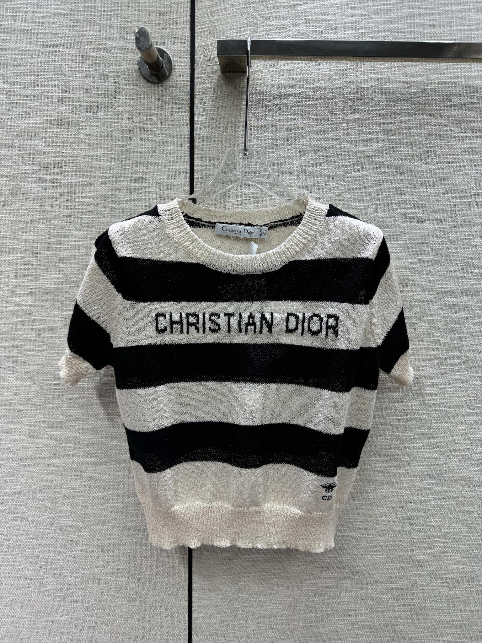 Dior - 2403-24 Ранняя весна. Новая трикотажная футболка с коротким рукавом в полоску и цветовыми блоками.