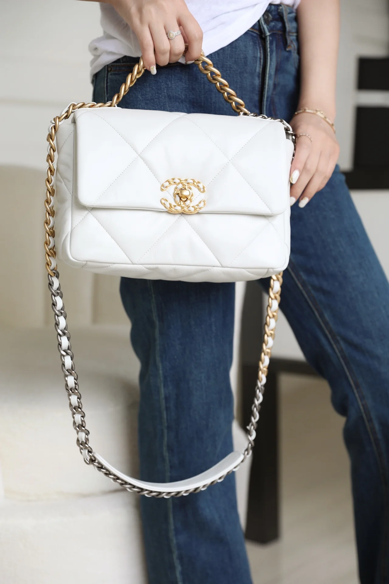 Сумка Chanel 19 - маленькая, белая.