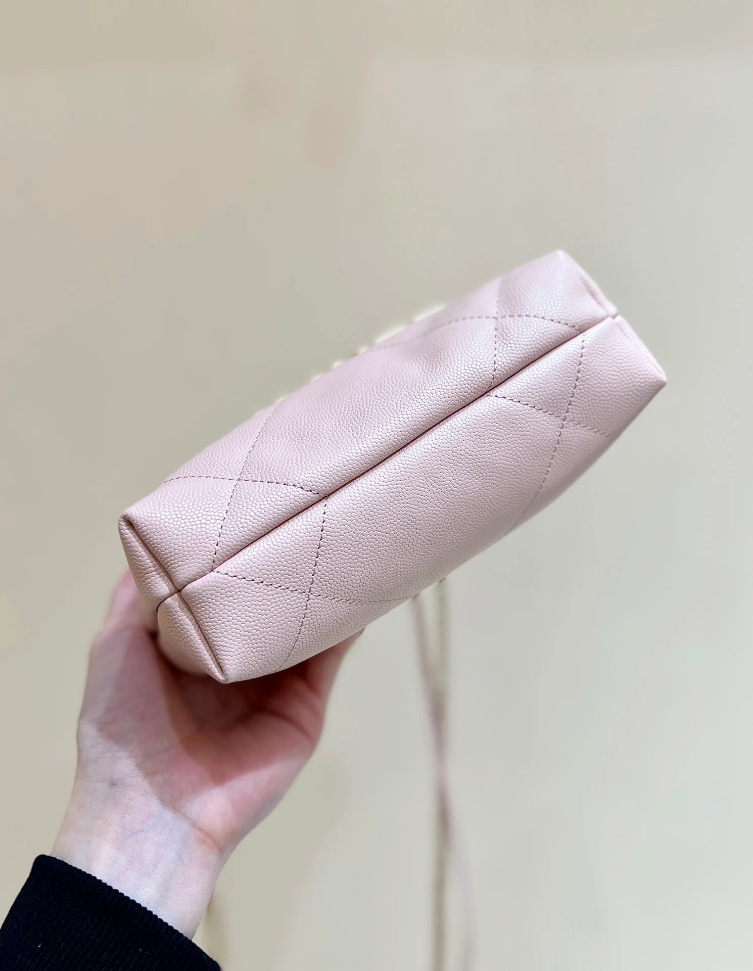 Мини-сумка Chanel Mini 22, лимитированная серия, мусорный мешок - розовый.