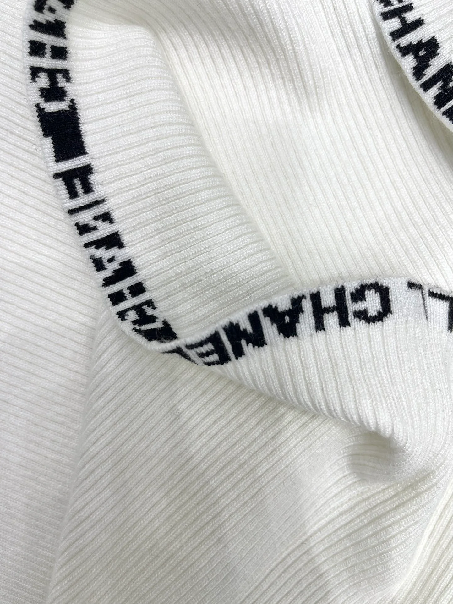 Chanel 2403-24 Летняя новая модель, металлическая пряжка, вышивка букв, шикарная повседневная вязаная майка - белая