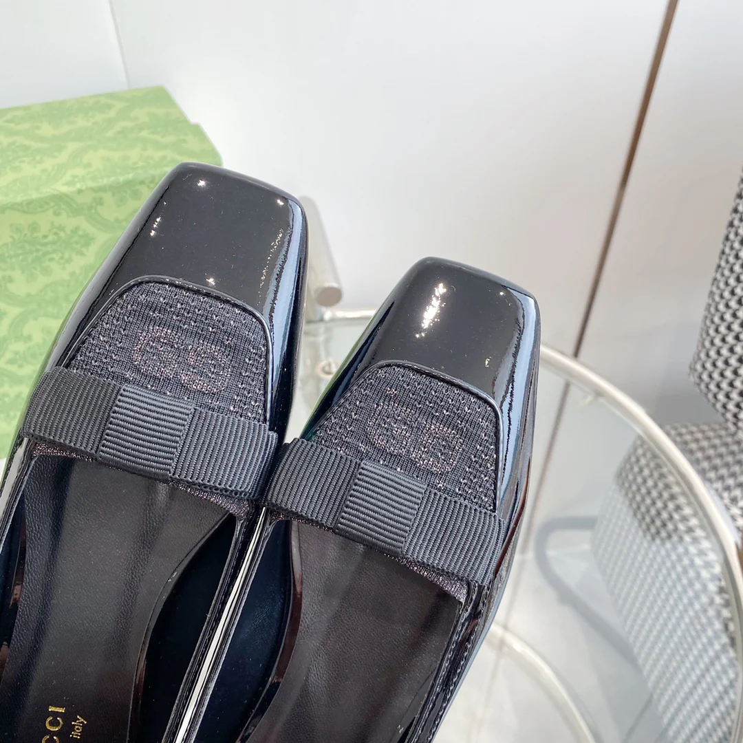 Новинка 2023 года от Gucci - балетки с квадратным носком и бантом.