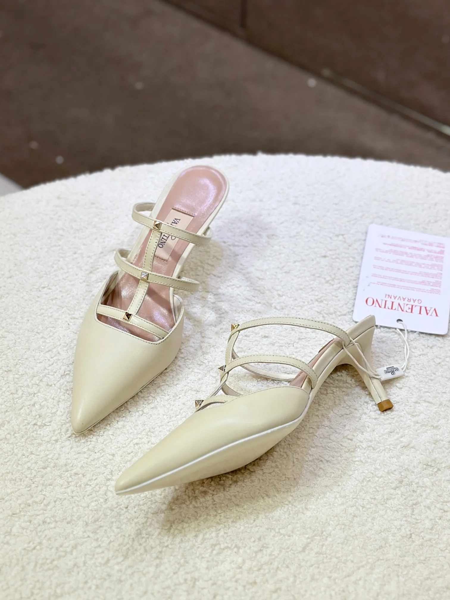 Сандалии Valentino 2024 с тремя ремешками и открытой пяткой - белые