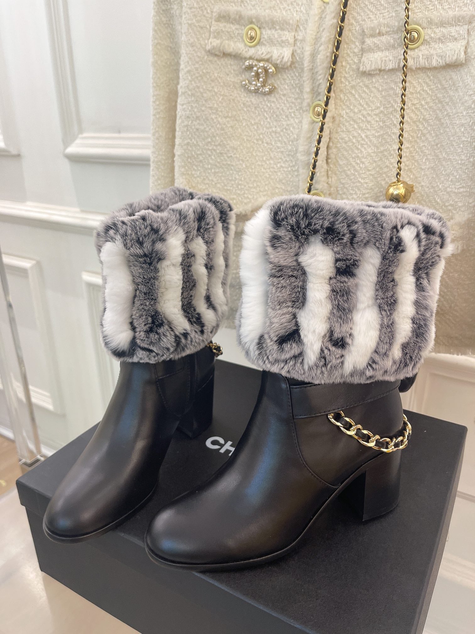 Новинка весны 2022 года от Chanel - Ботильоны на толстом меховом каблуке - Черные - 1