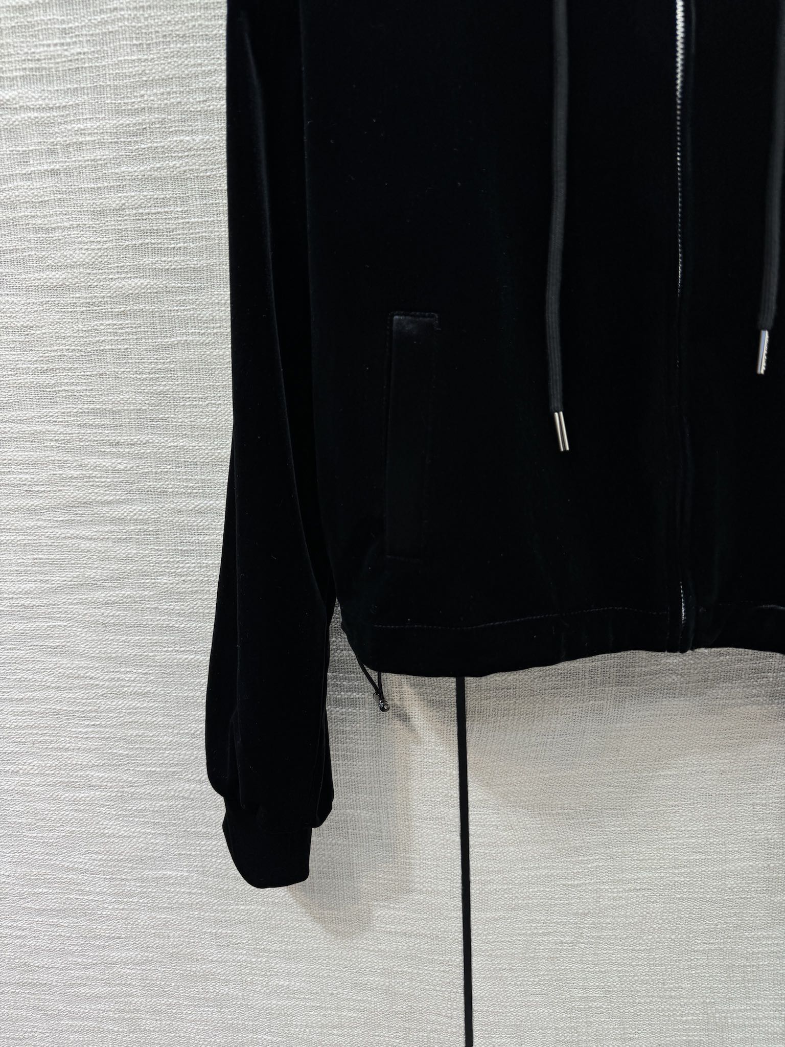 Celine-2403 - Куртка с капюшоном на молнии, эластичным поясом и широкие брюки.