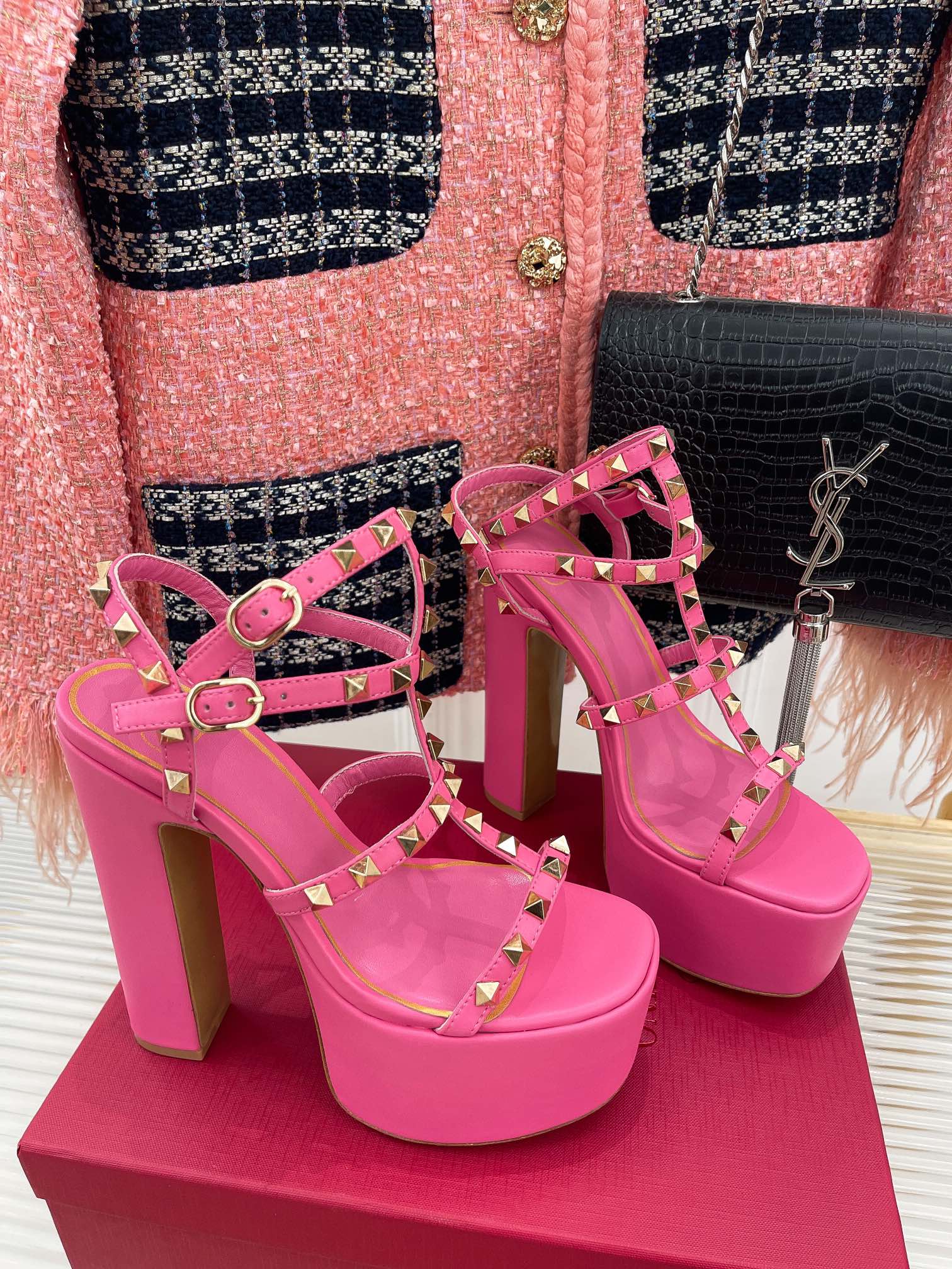 Босоножки на высокой платформе Valentino с заклепками — розовые