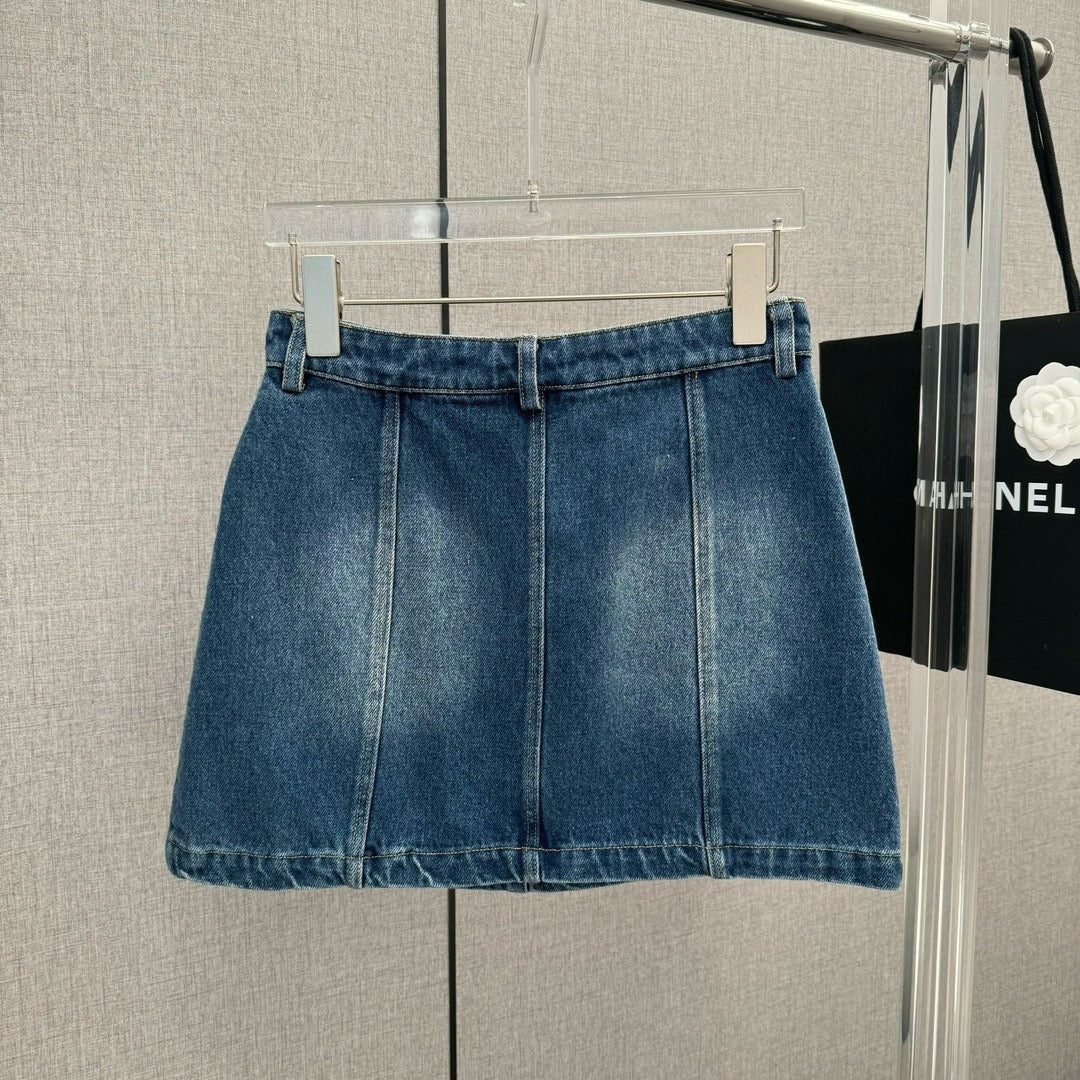 Chanel 2403 - Джинсовая мини-юбка с вышитым логотипом Double C и карманами